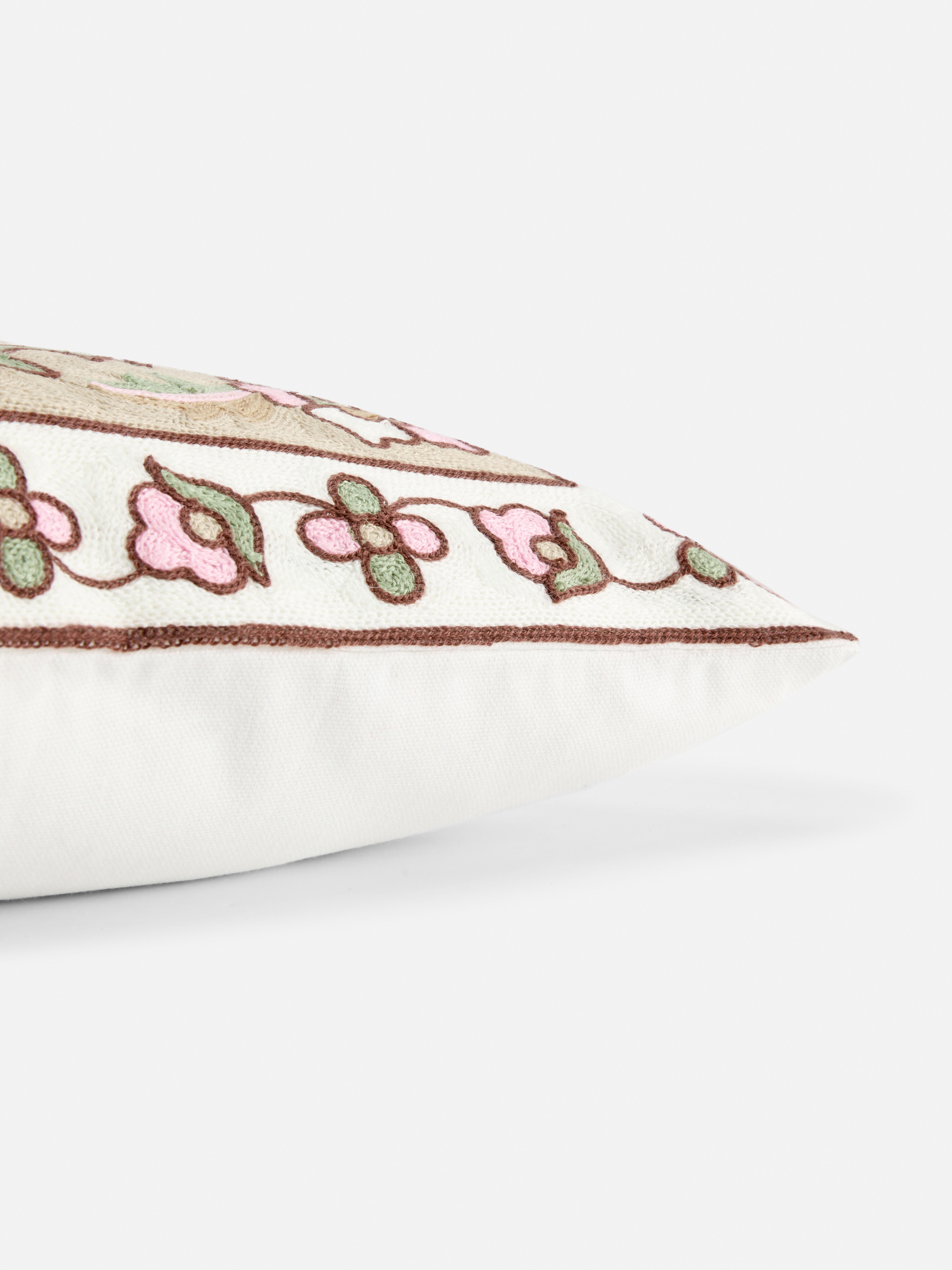 Housse de coussin carrée brodée