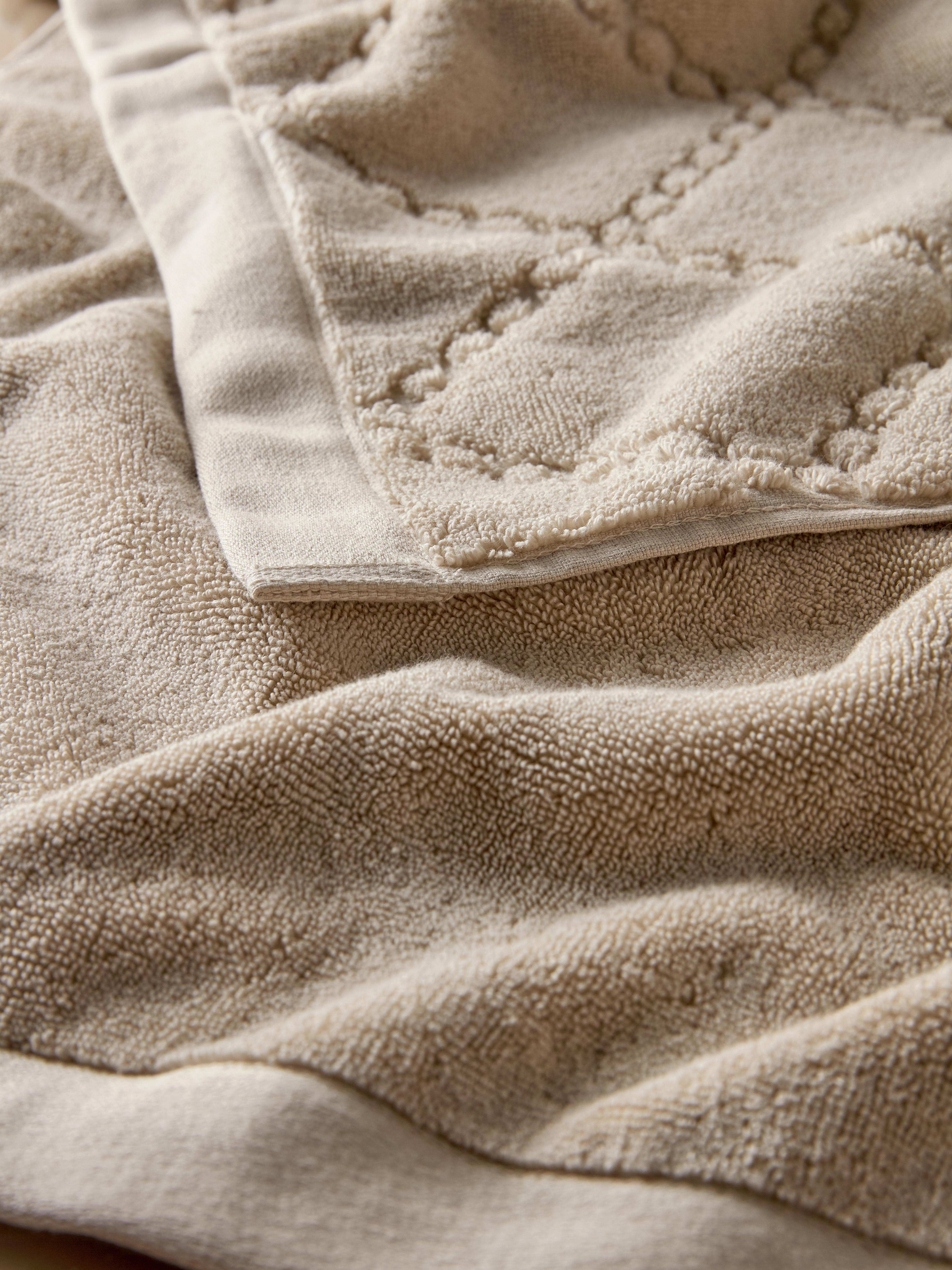 Serviette de bain à motif chaîne The Edit