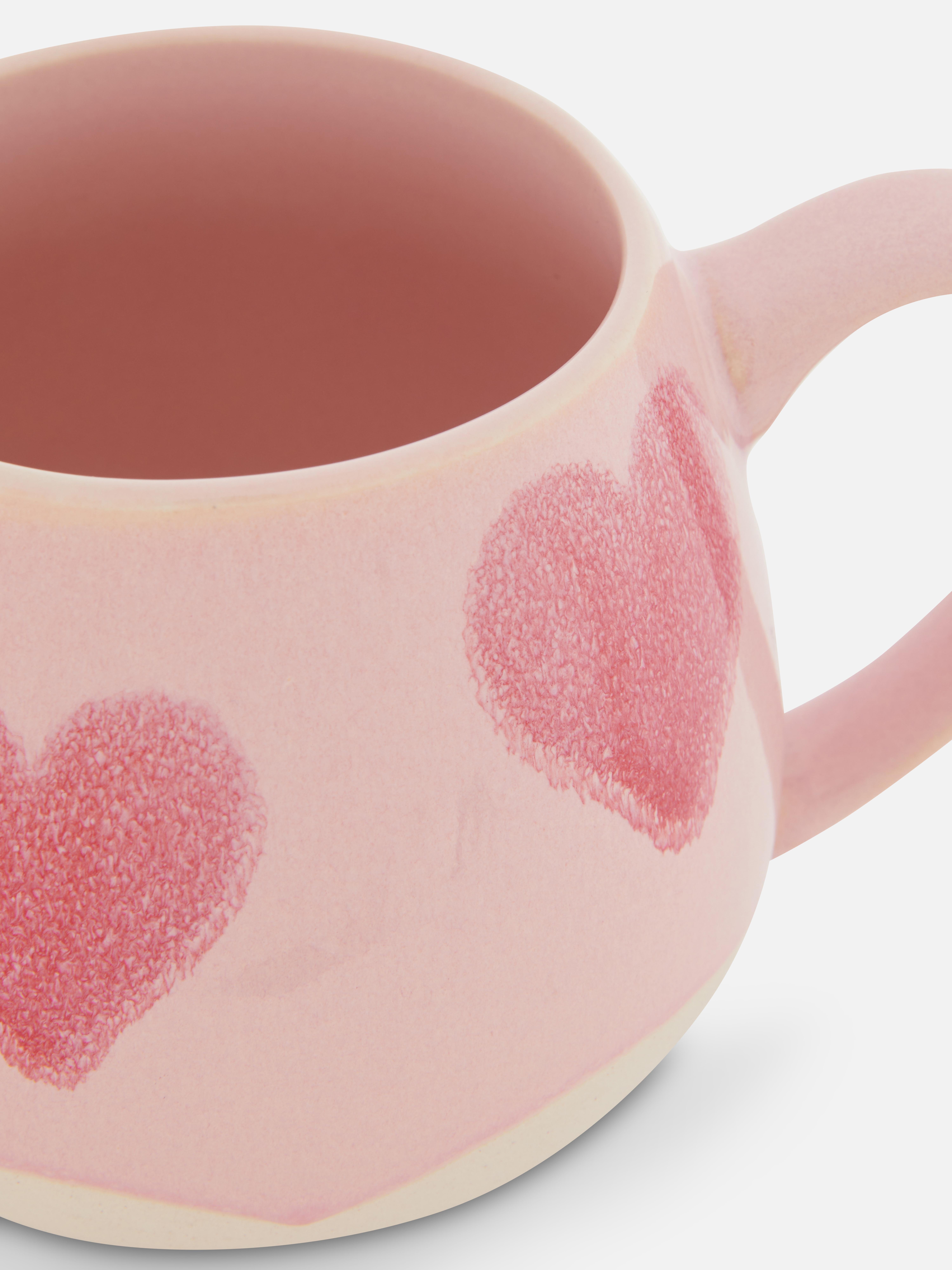 Taza de cerámica con corazones