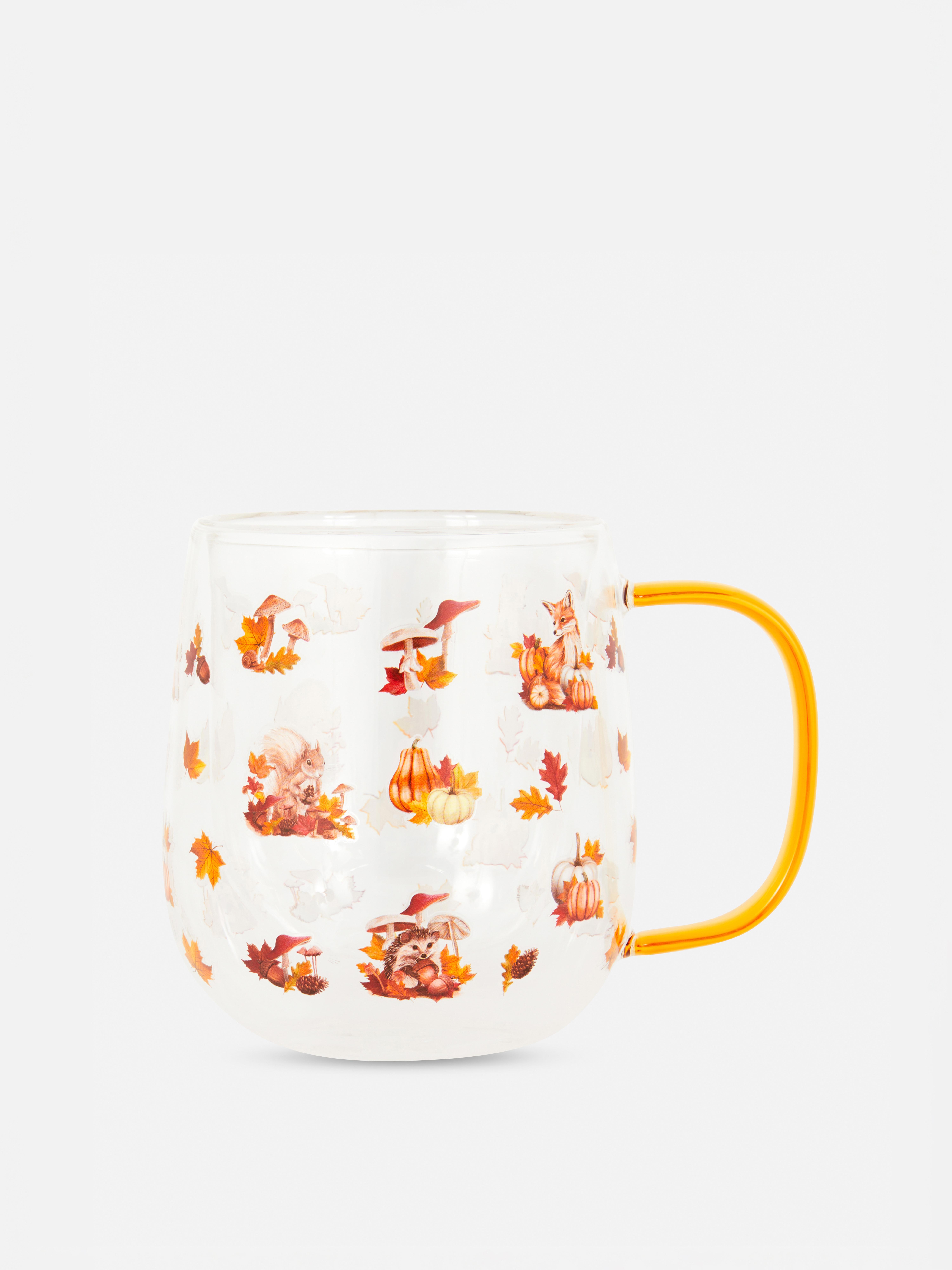 Glazen mok met herfstpatroon