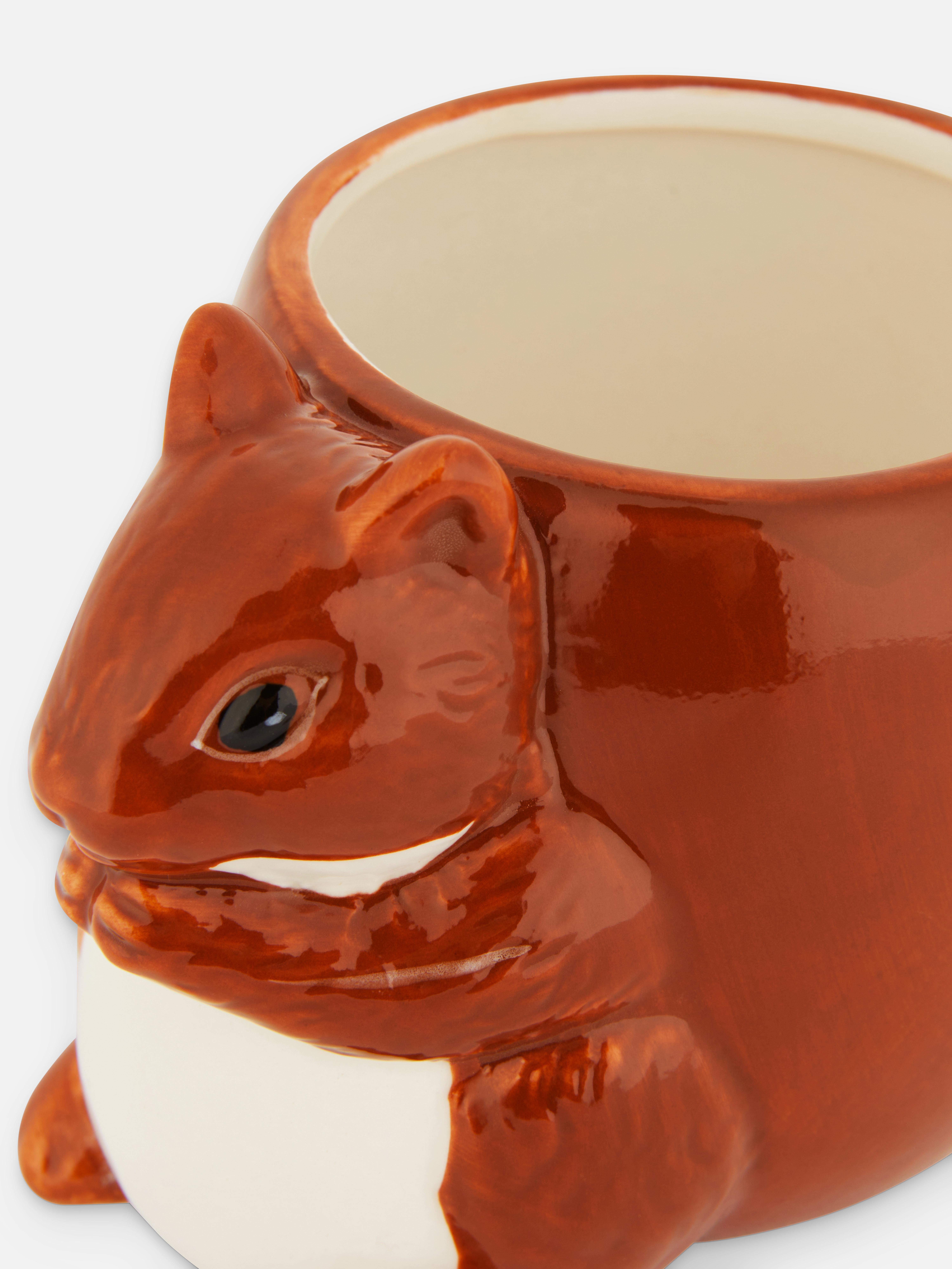 Herbstliche Tasse in Eichhörnchenform