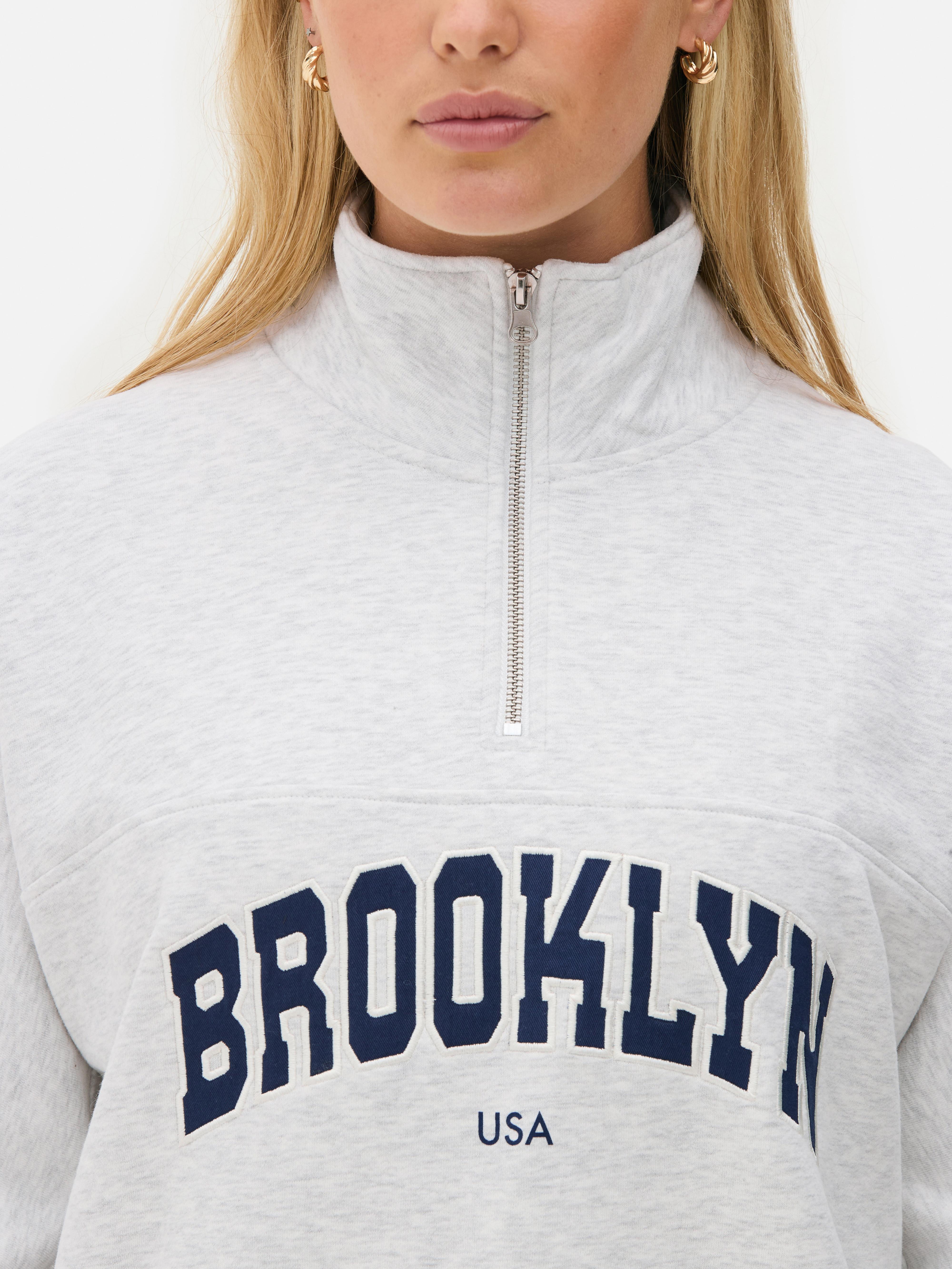 Sweatshirt mit halbem Reißverschluss und Brooklyn-Print