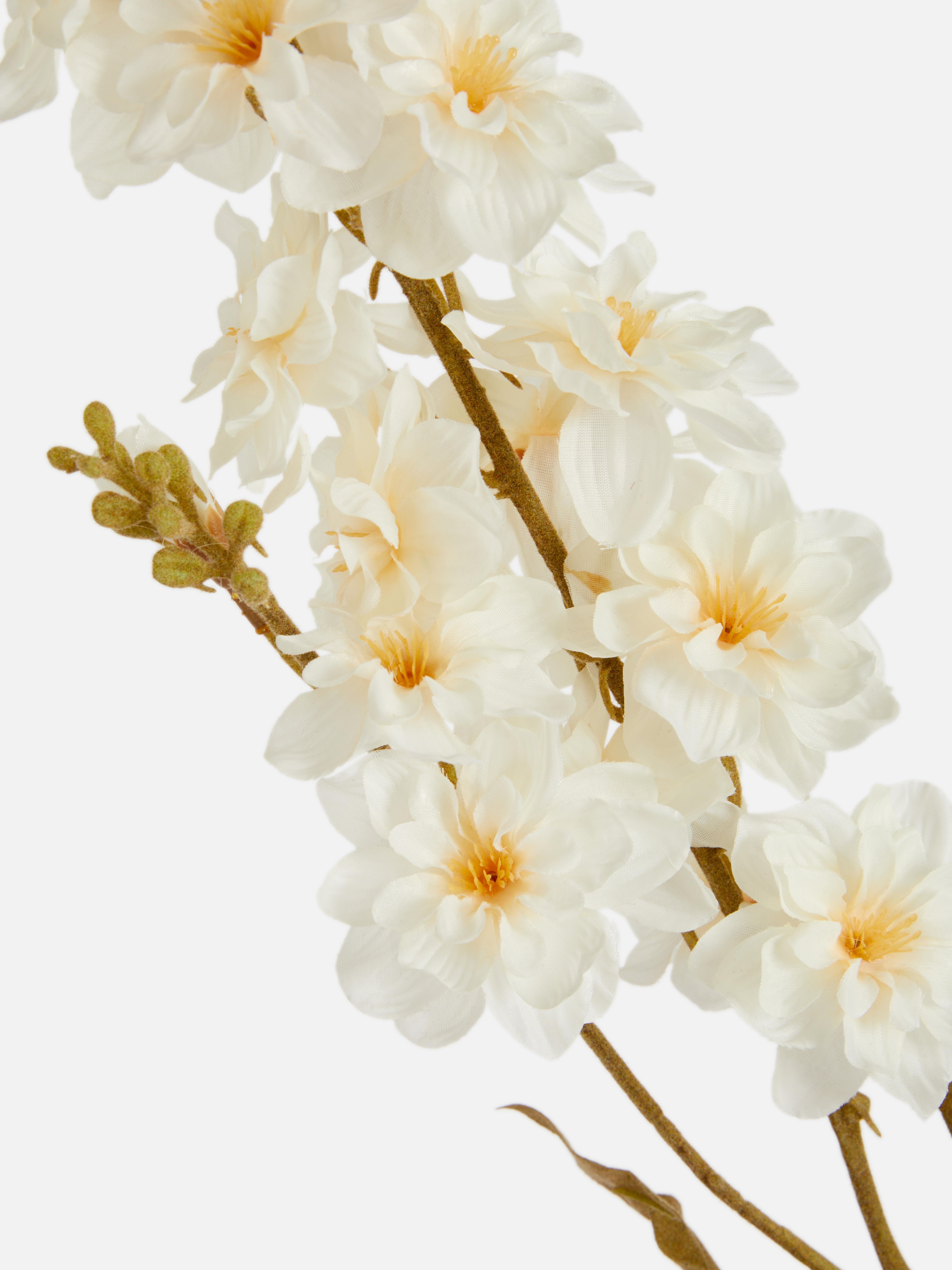 Einzelner, künstlicher Ritterspornzweig