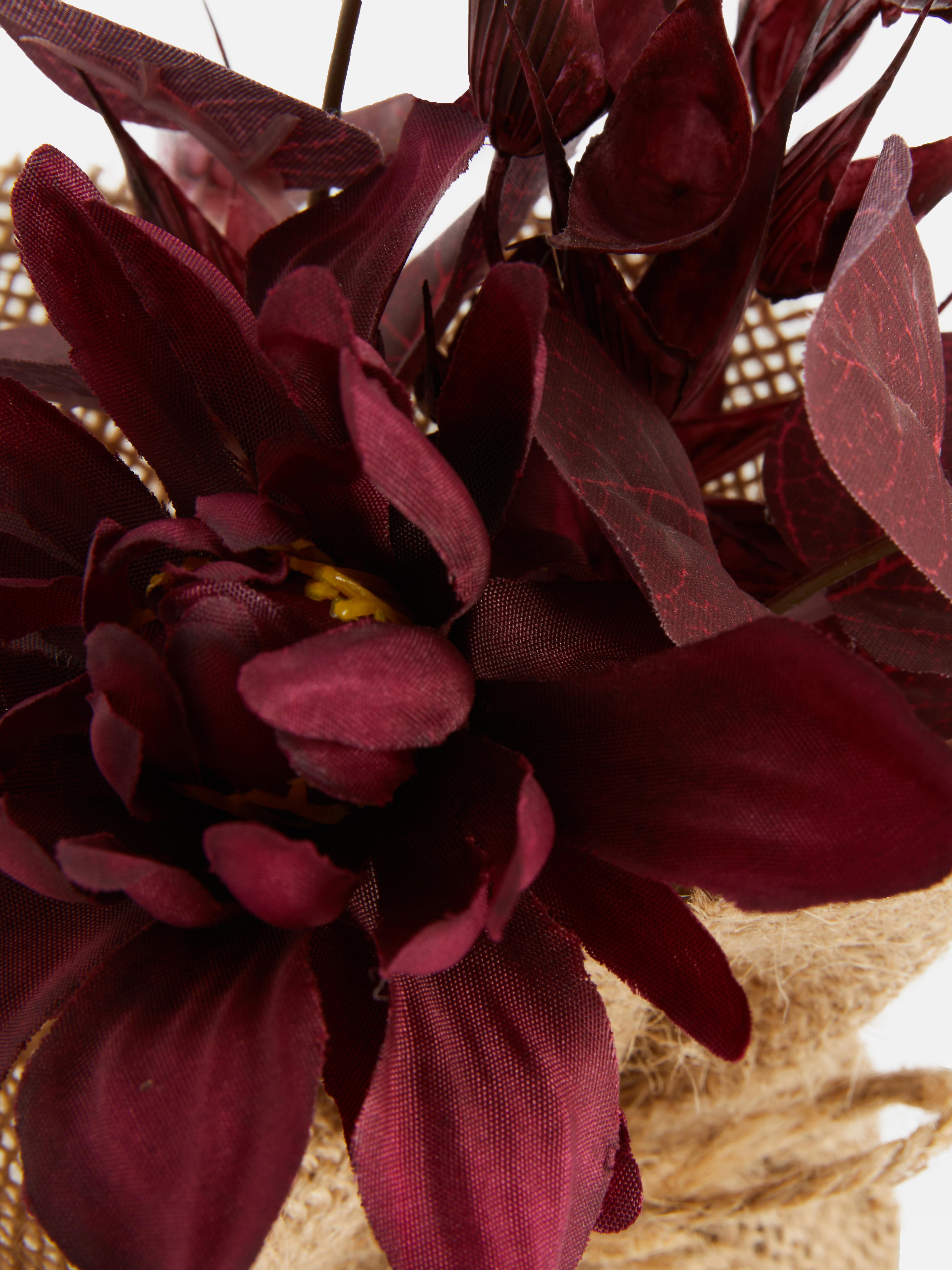 Piccola composizione di fiori artificiali in iuta