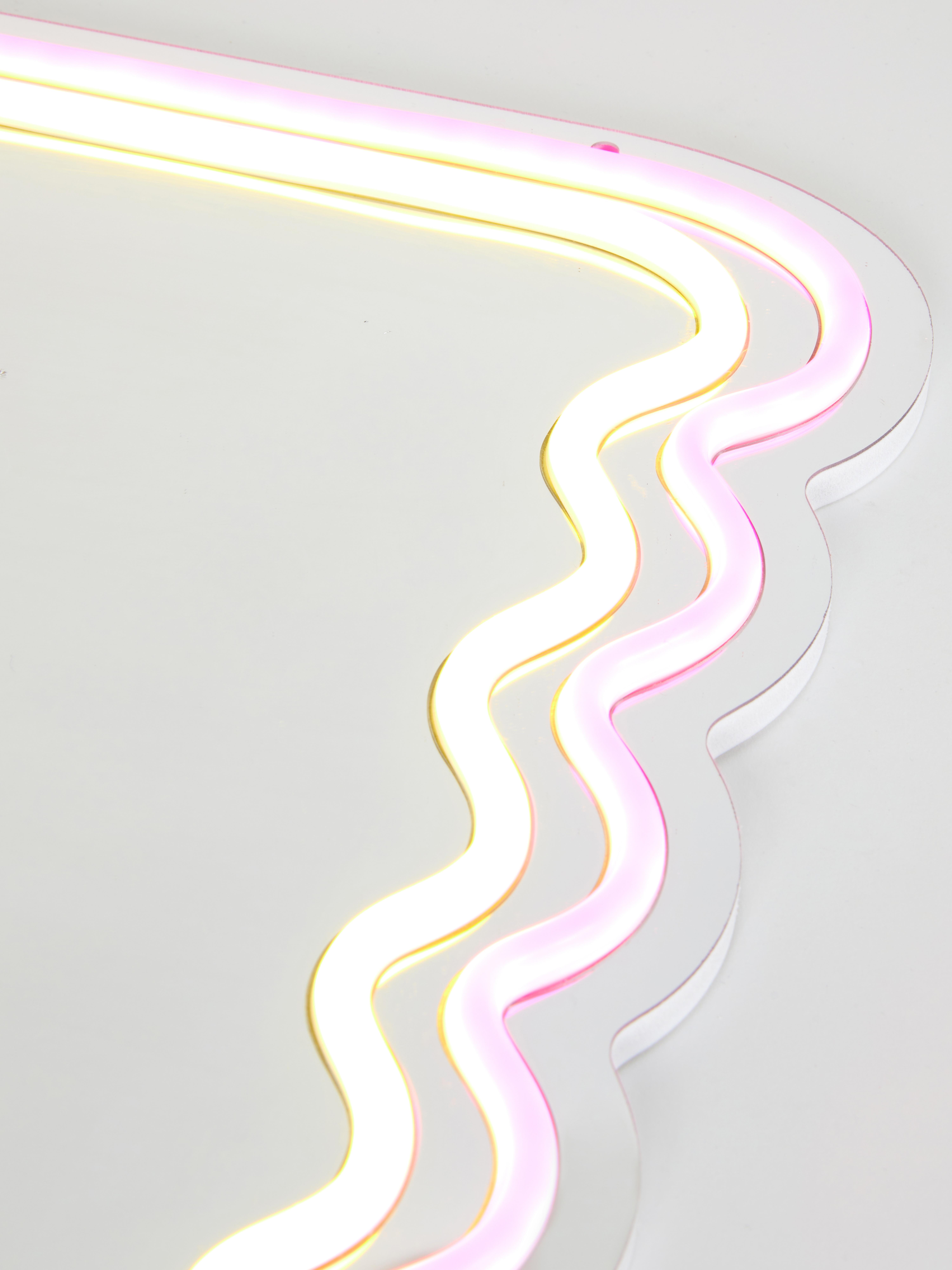 LED-Spiegel mit gewelltem Design