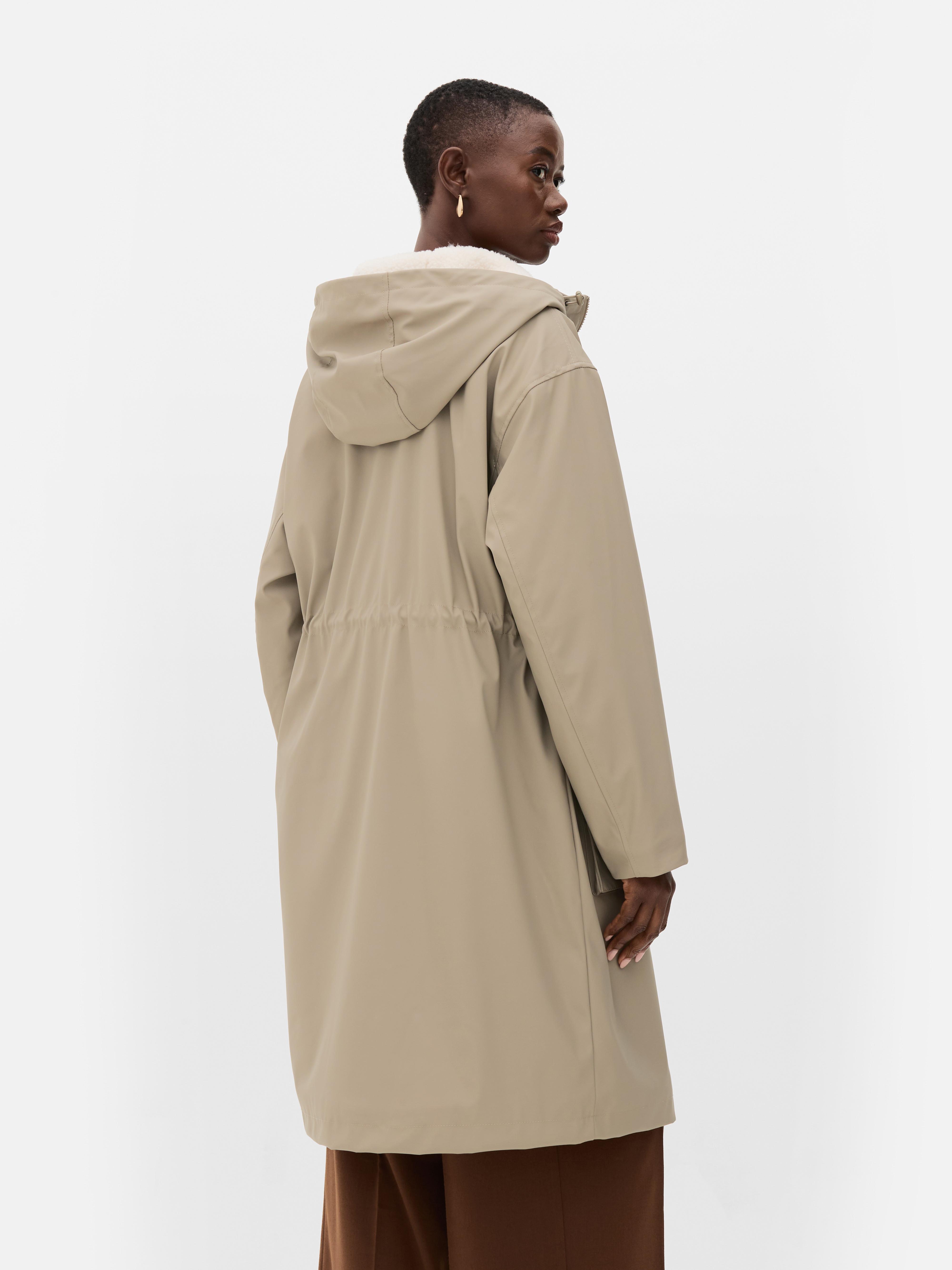 Lange Regenjacke mit Borgfutter