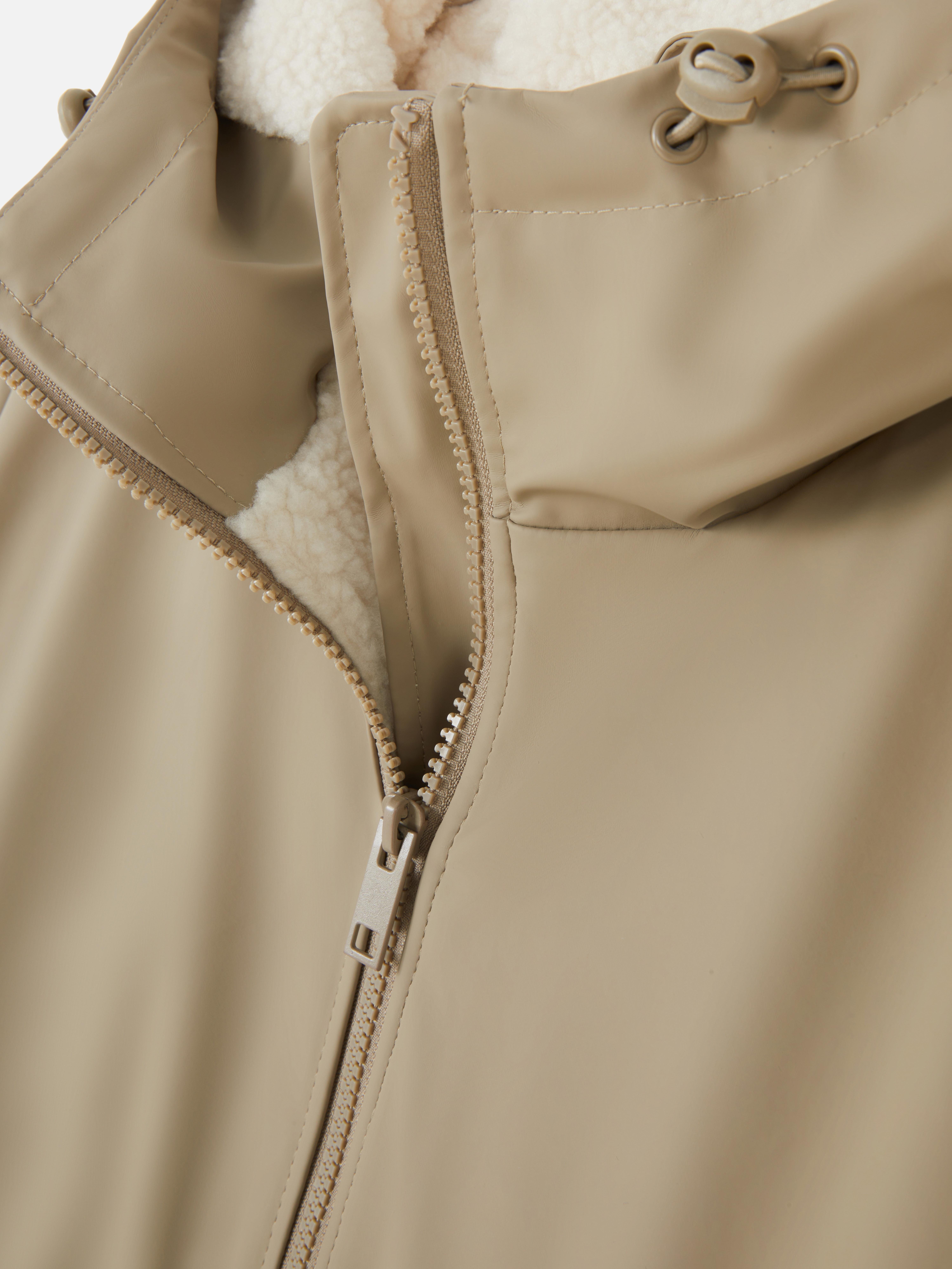Lange Regenjacke mit Borgfutter