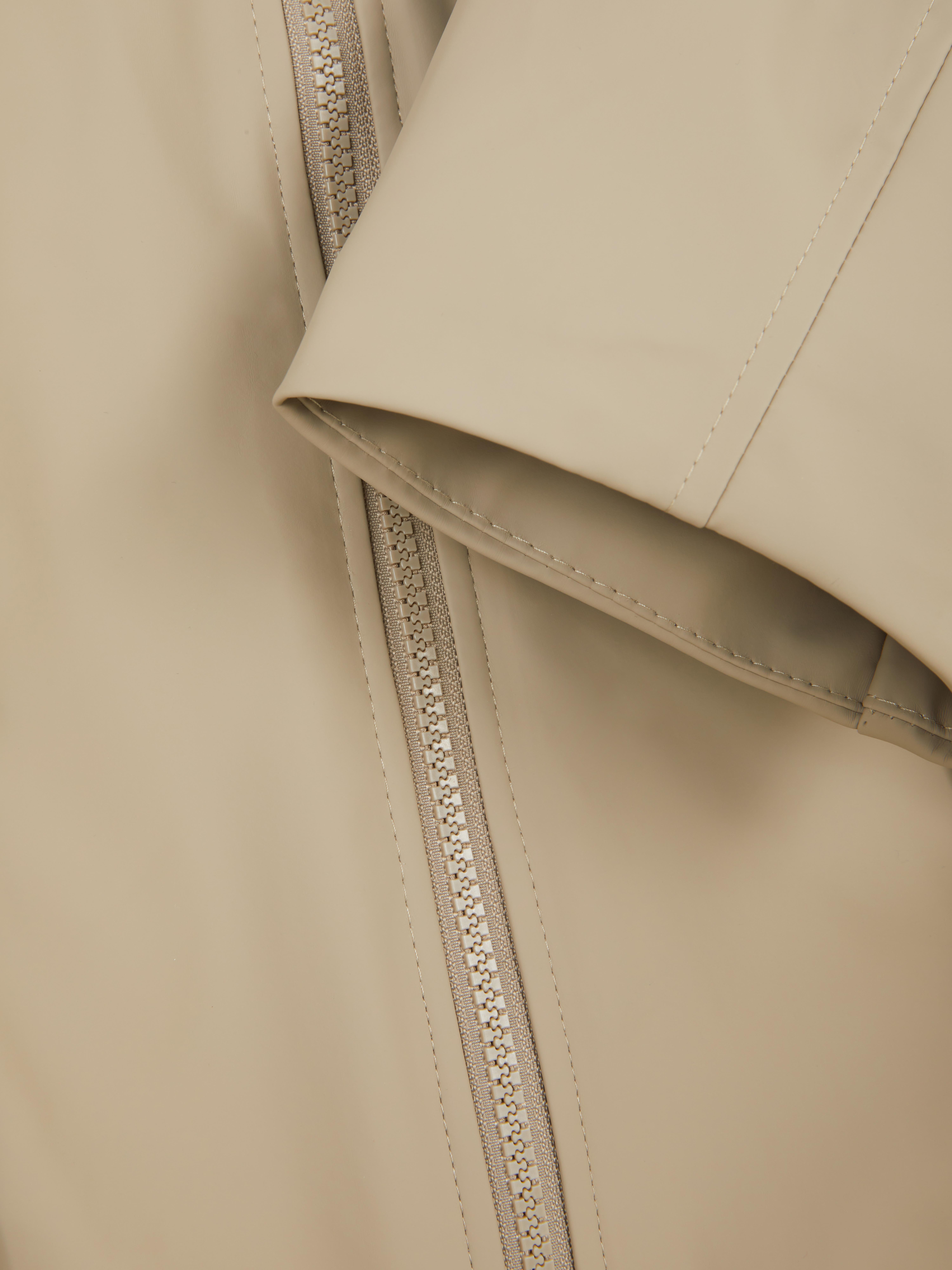 Lange Regenjacke mit Borgfutter