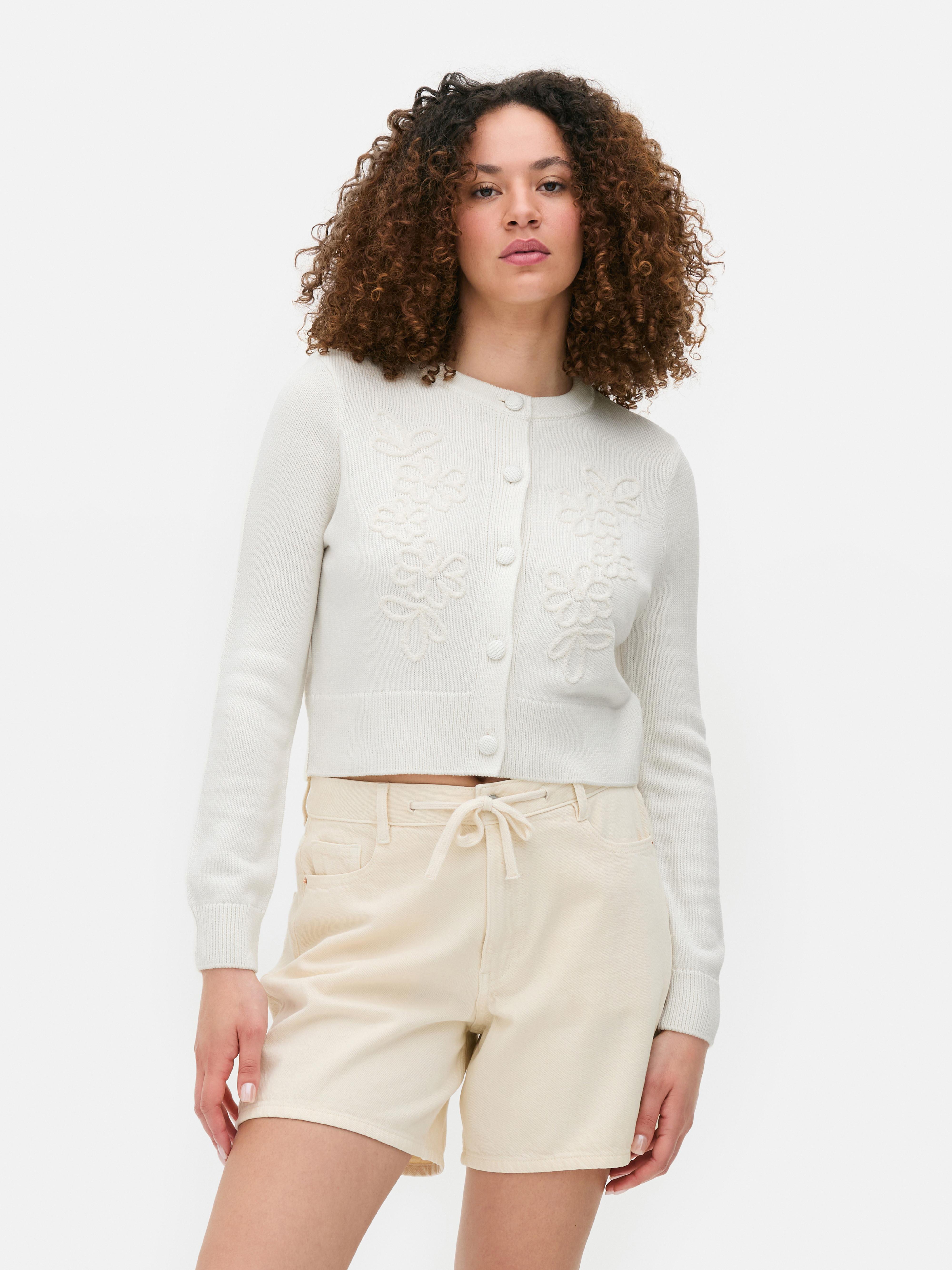 Kurzer Cardigan mit Blumenstickerei
