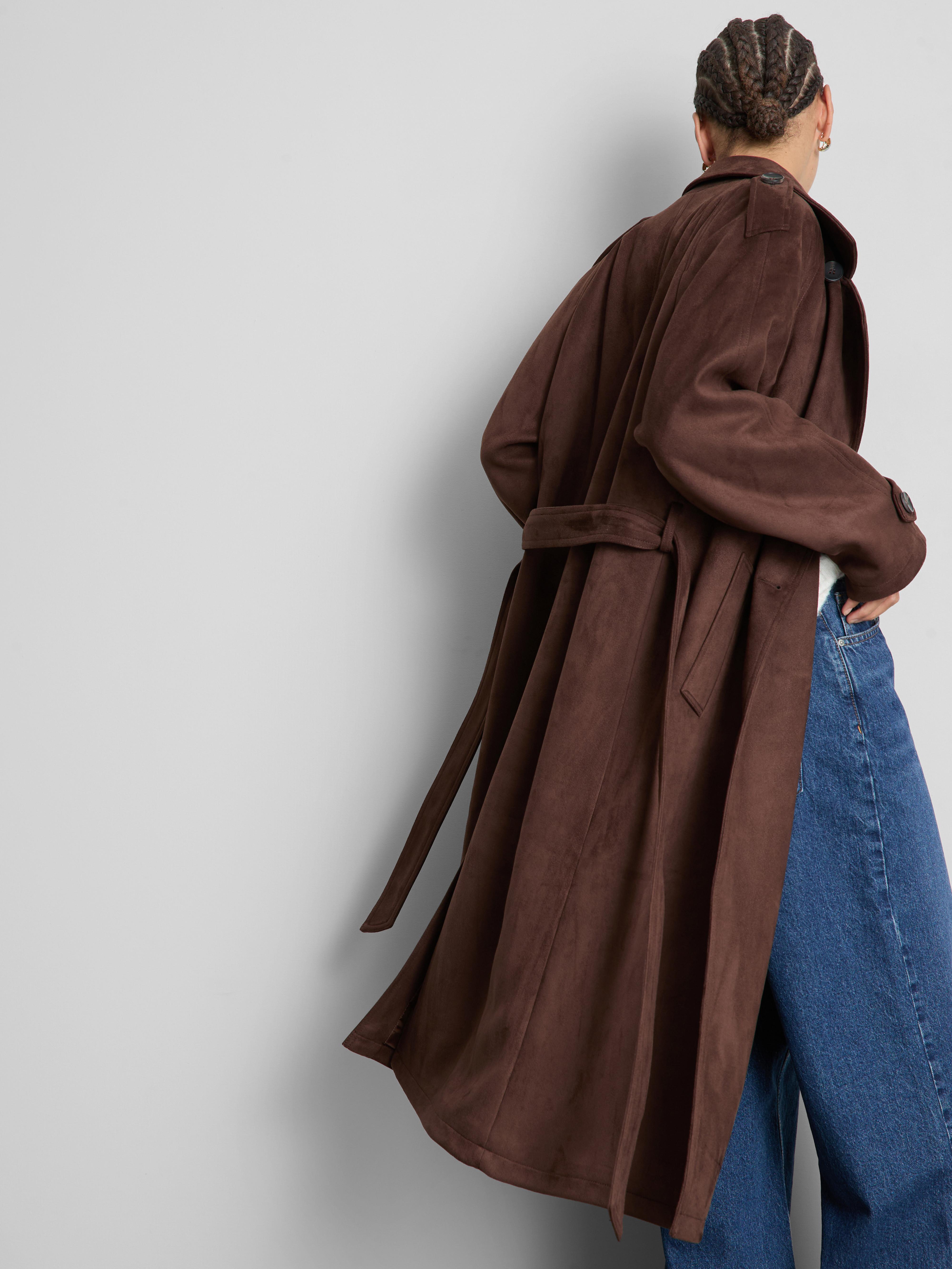 Trenchcoat van suèdine Paula Echevarría