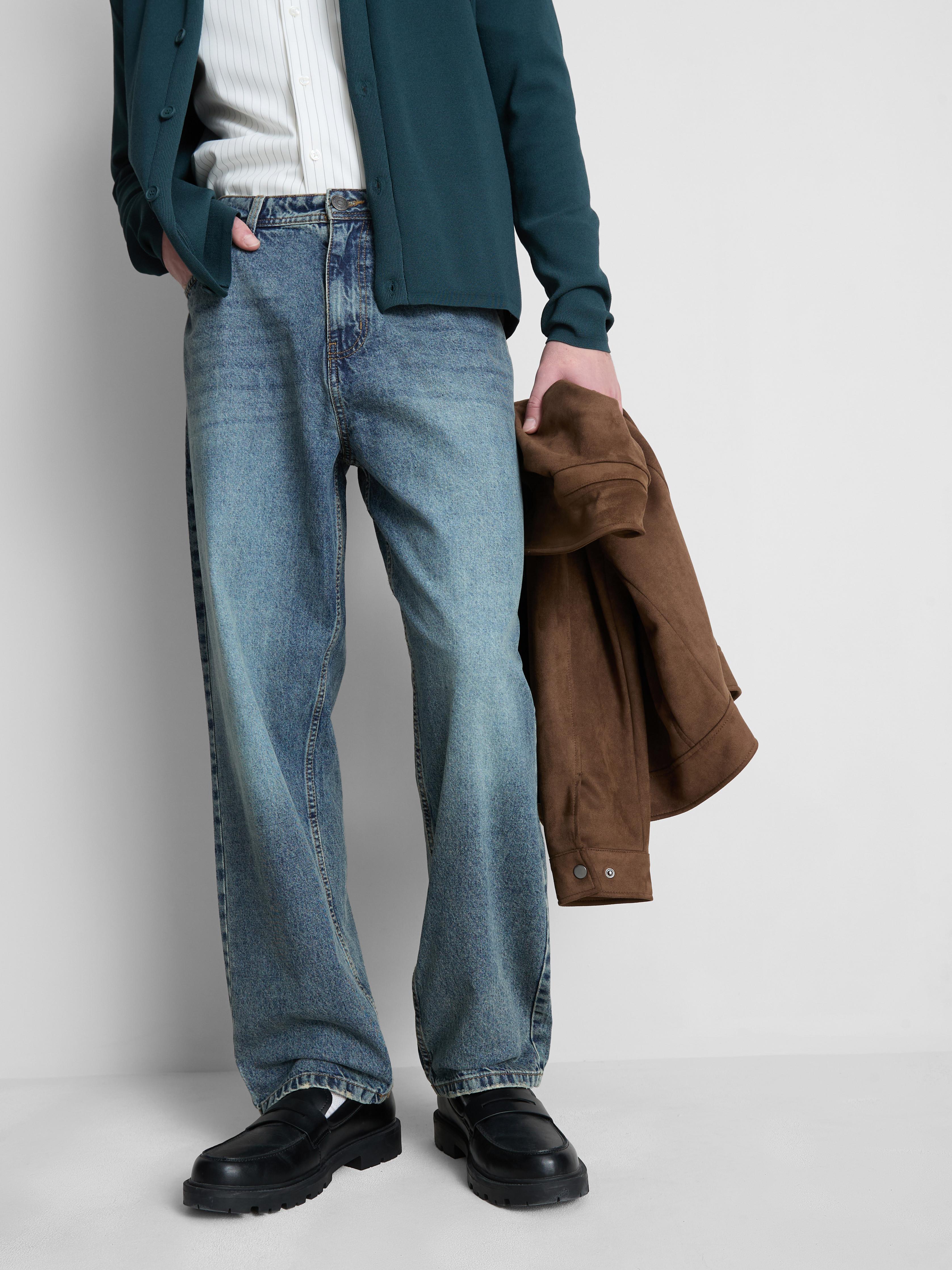 Jeans comodi a gamba dritta e a vita media
