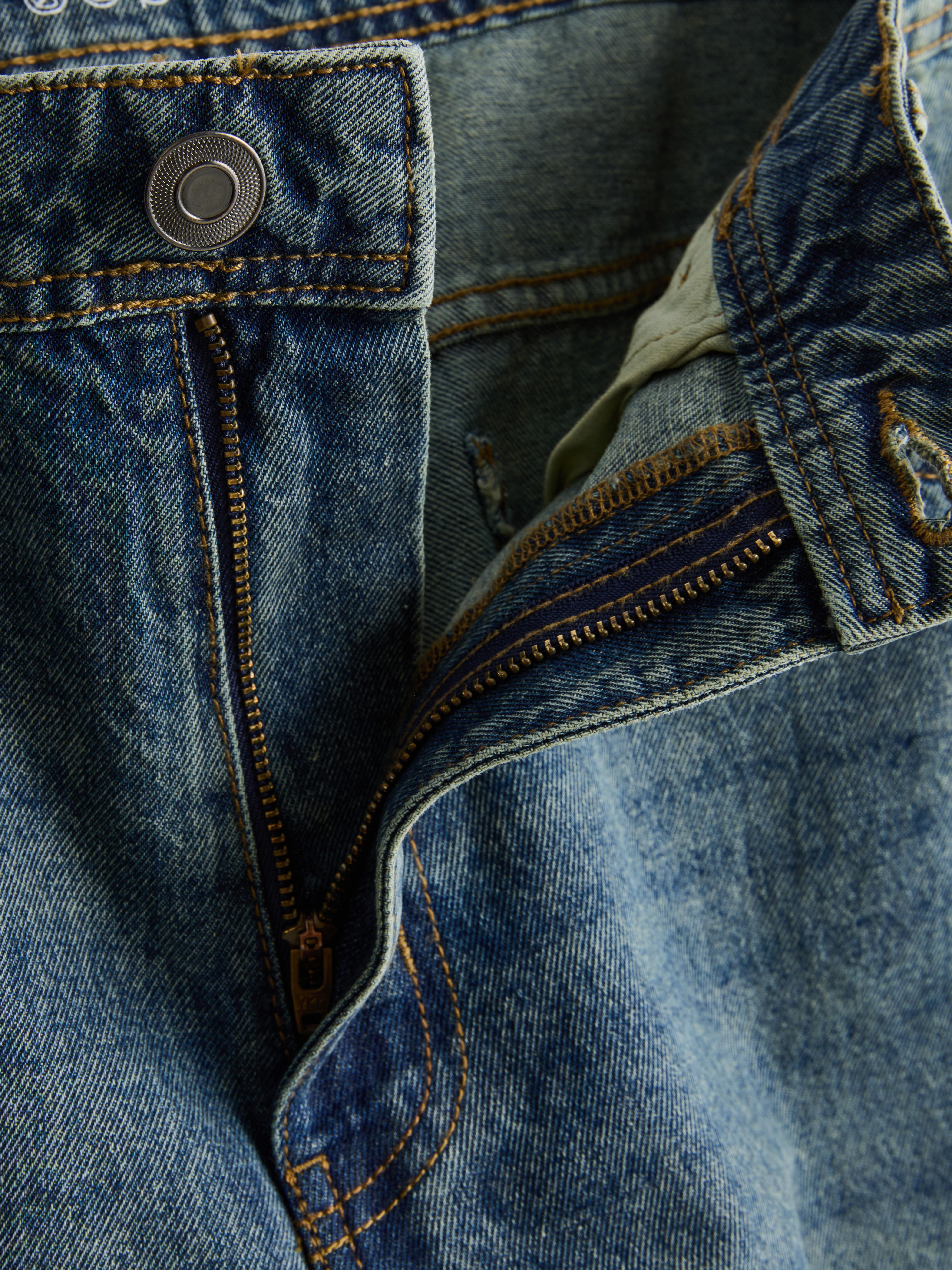 Mid-Rise Relaxed Straight Leg Jeans