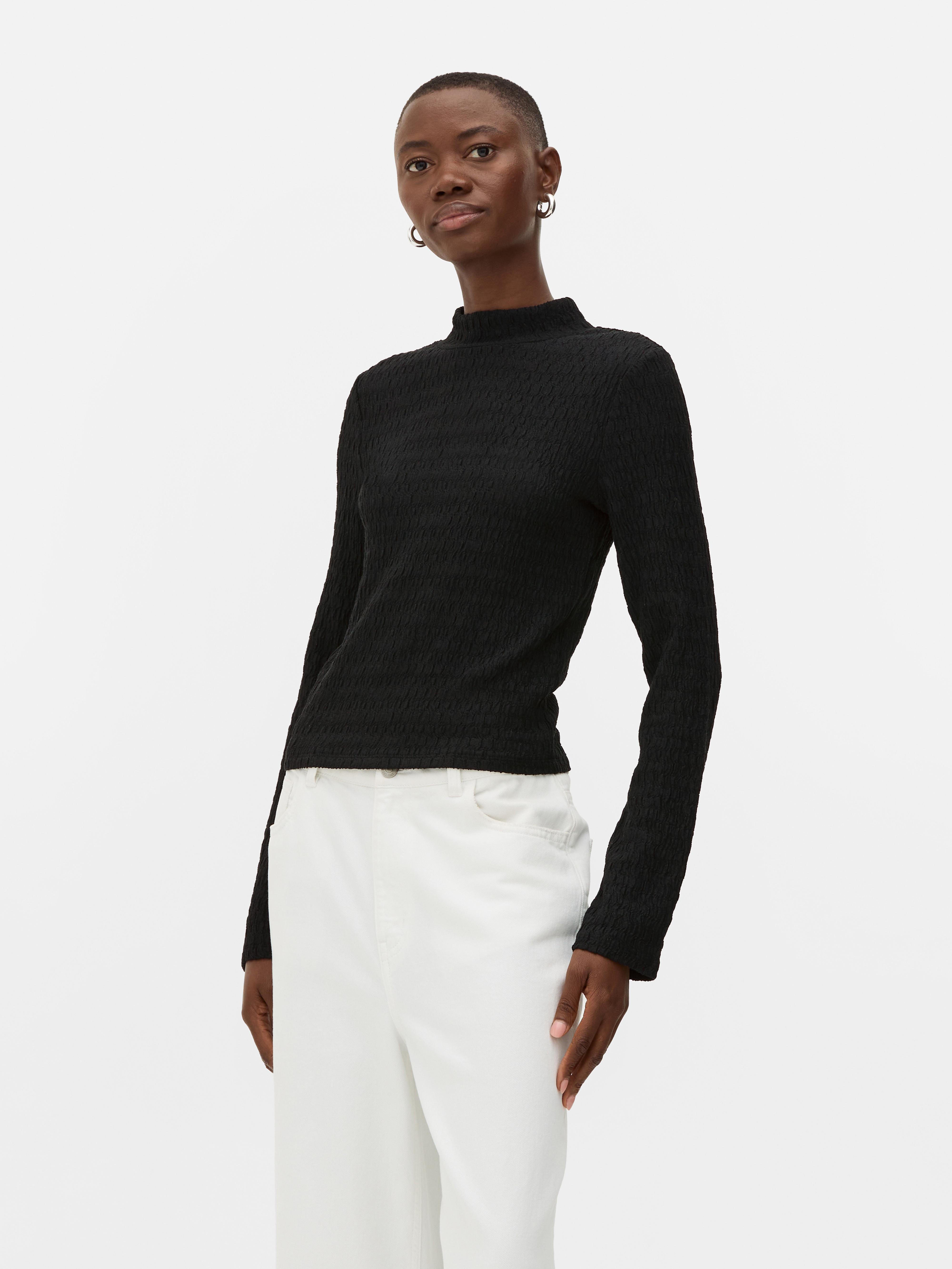 Strukturiertes Top mit hohem Kragen