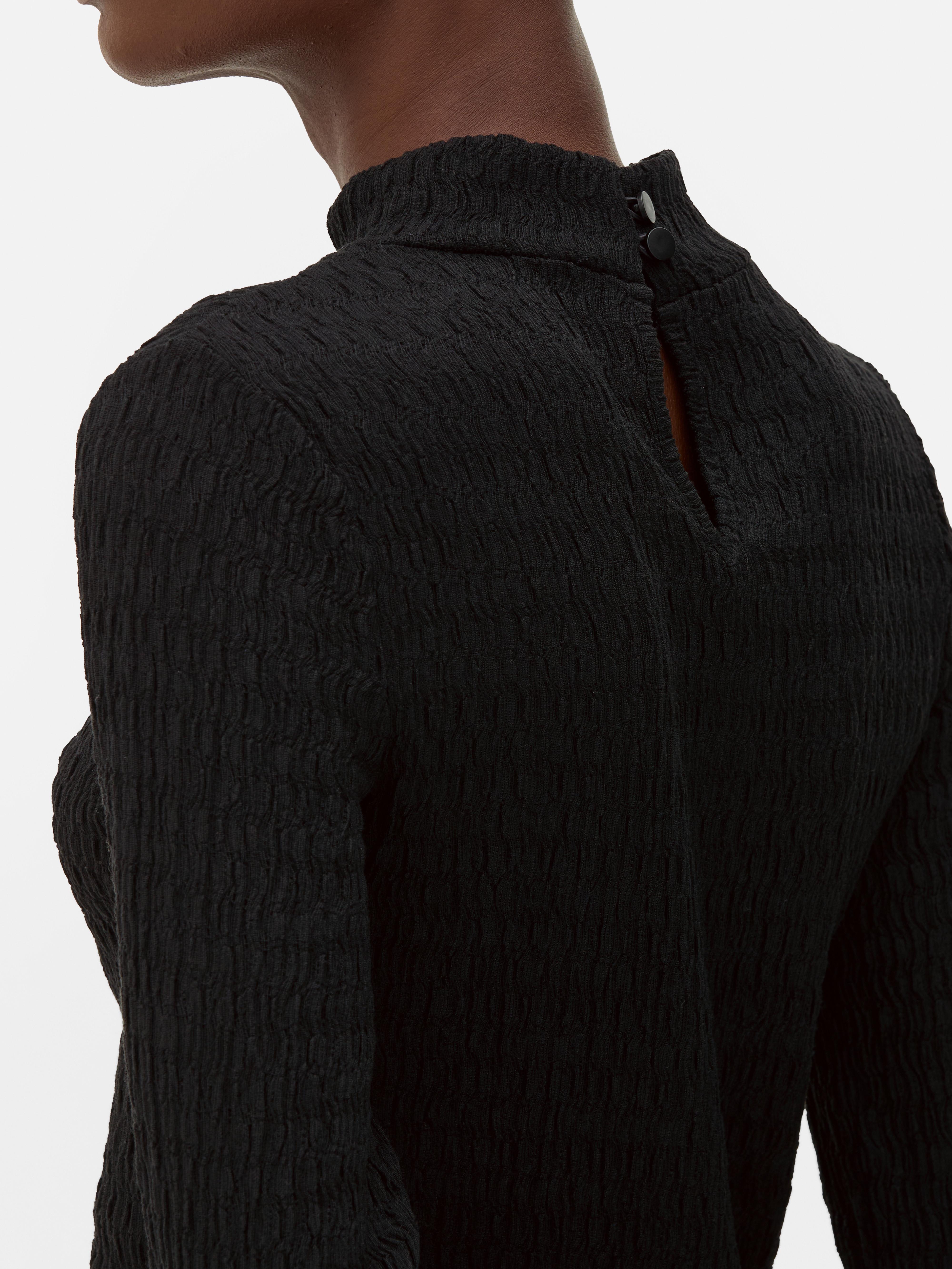 Strukturiertes Top mit hohem Kragen