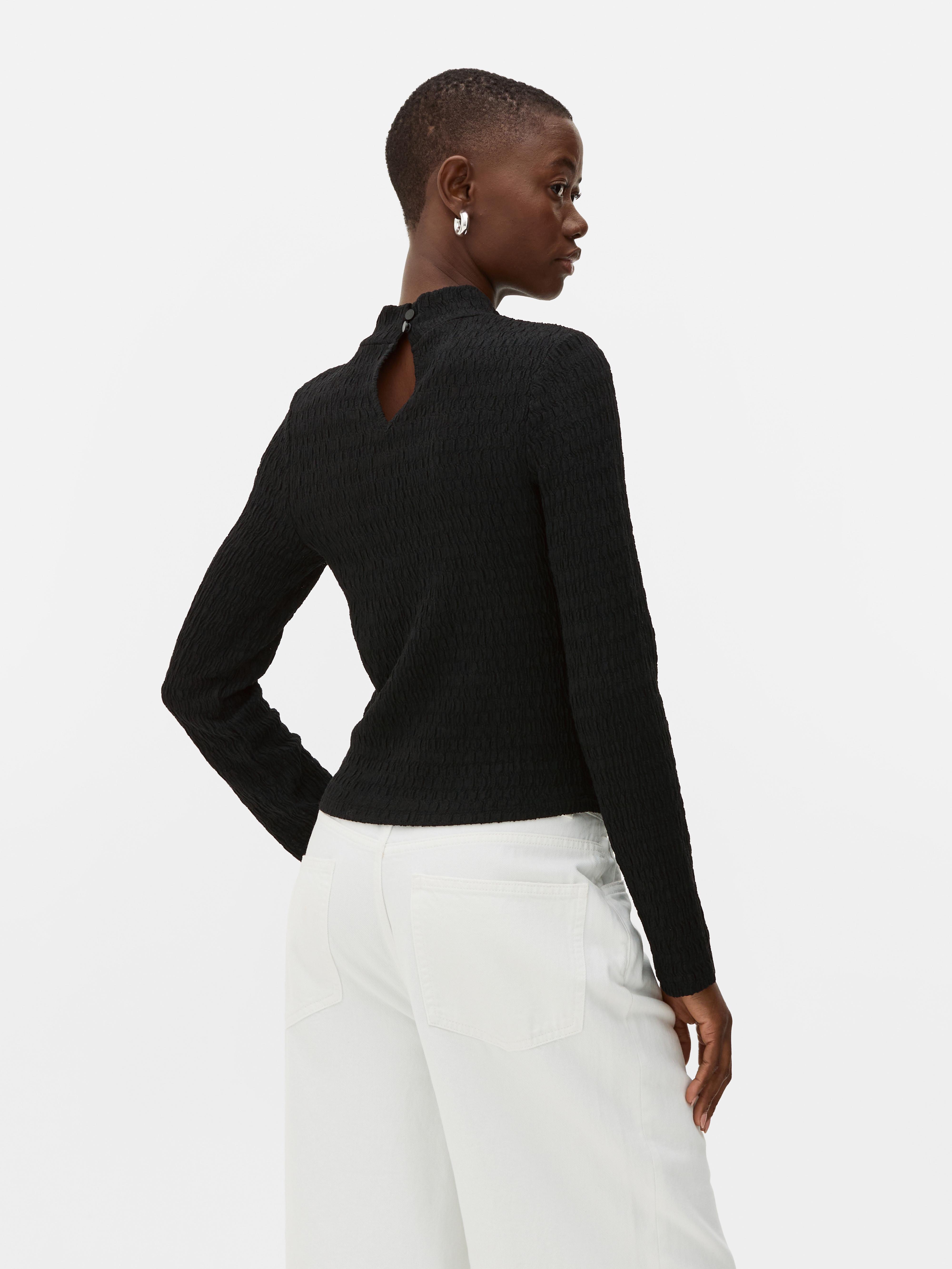 Strukturiertes Top mit hohem Kragen