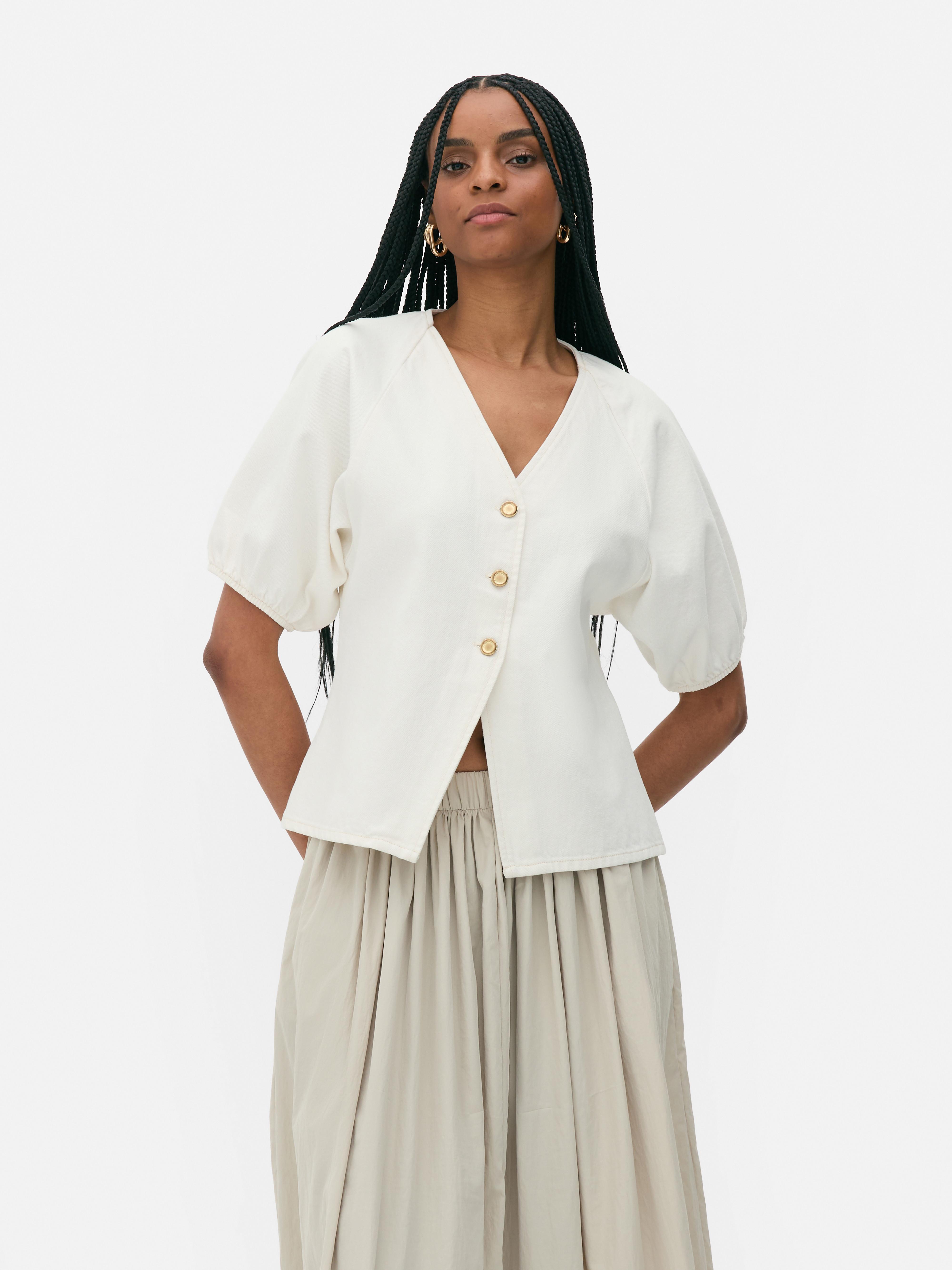 Blusa vaquera con cuello de pico y mangas abombadas