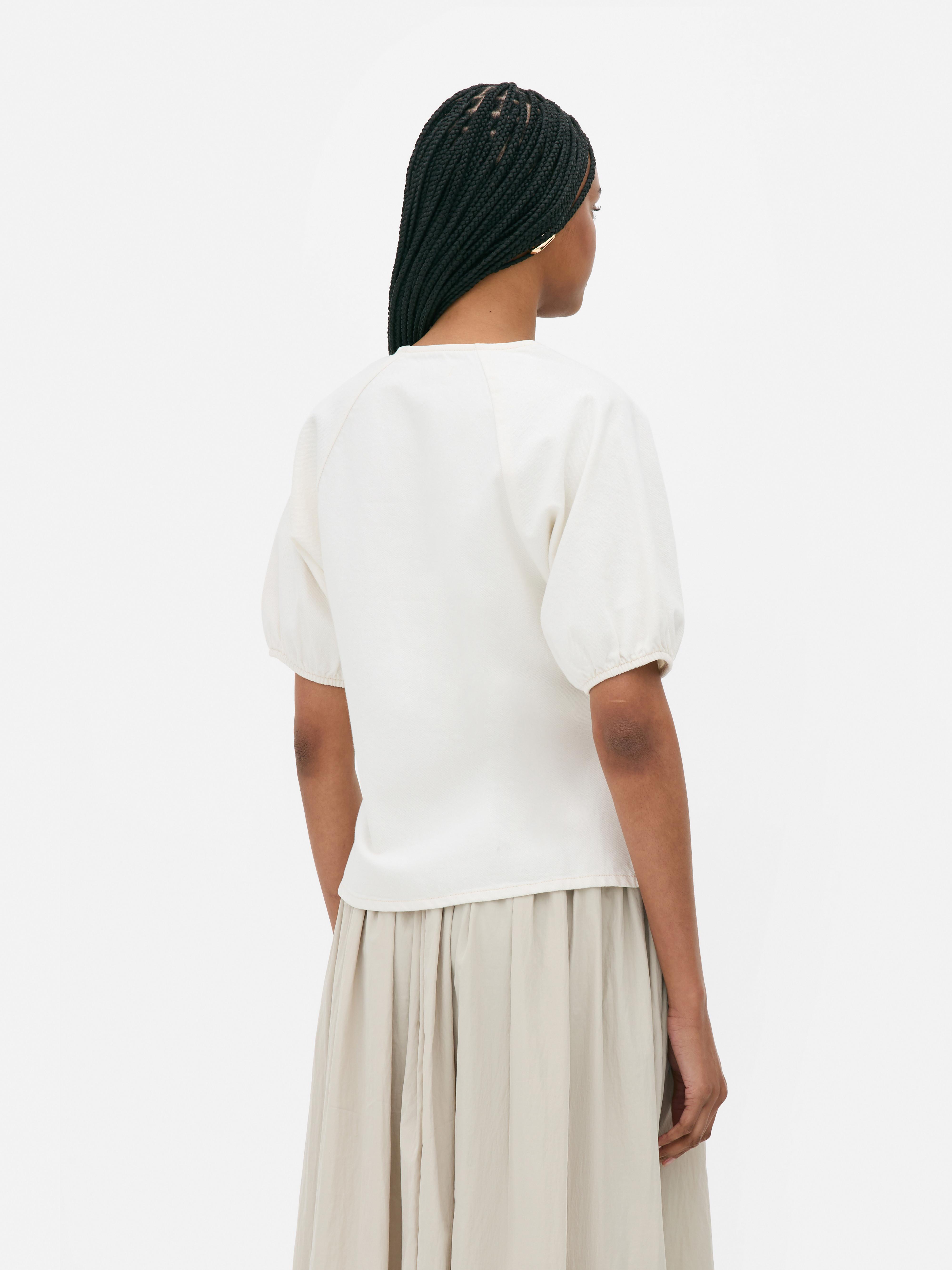 Blusa vaquera con cuello de pico y mangas abombadas