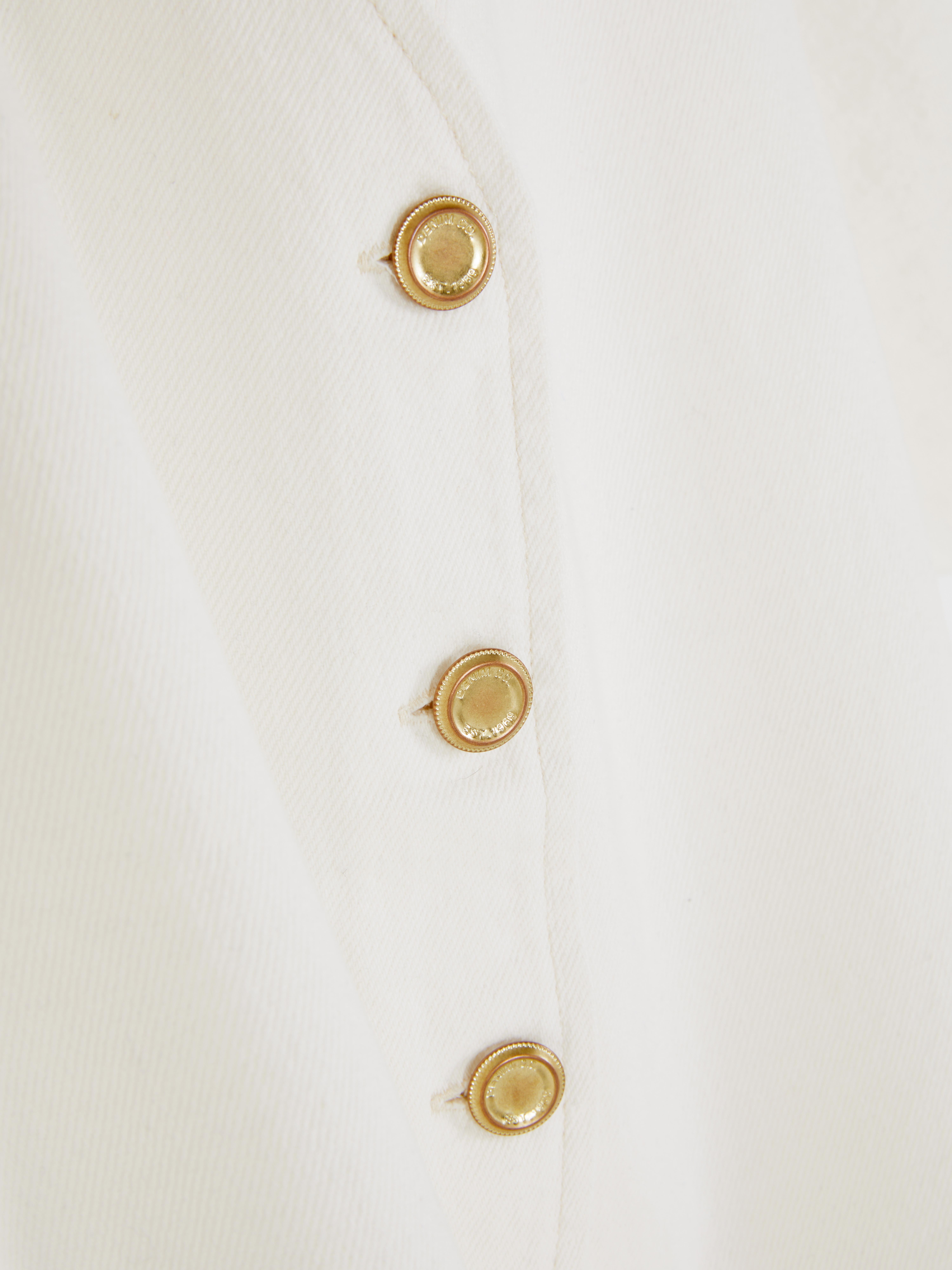 Blusa vaquera con cuello de pico y mangas abombadas