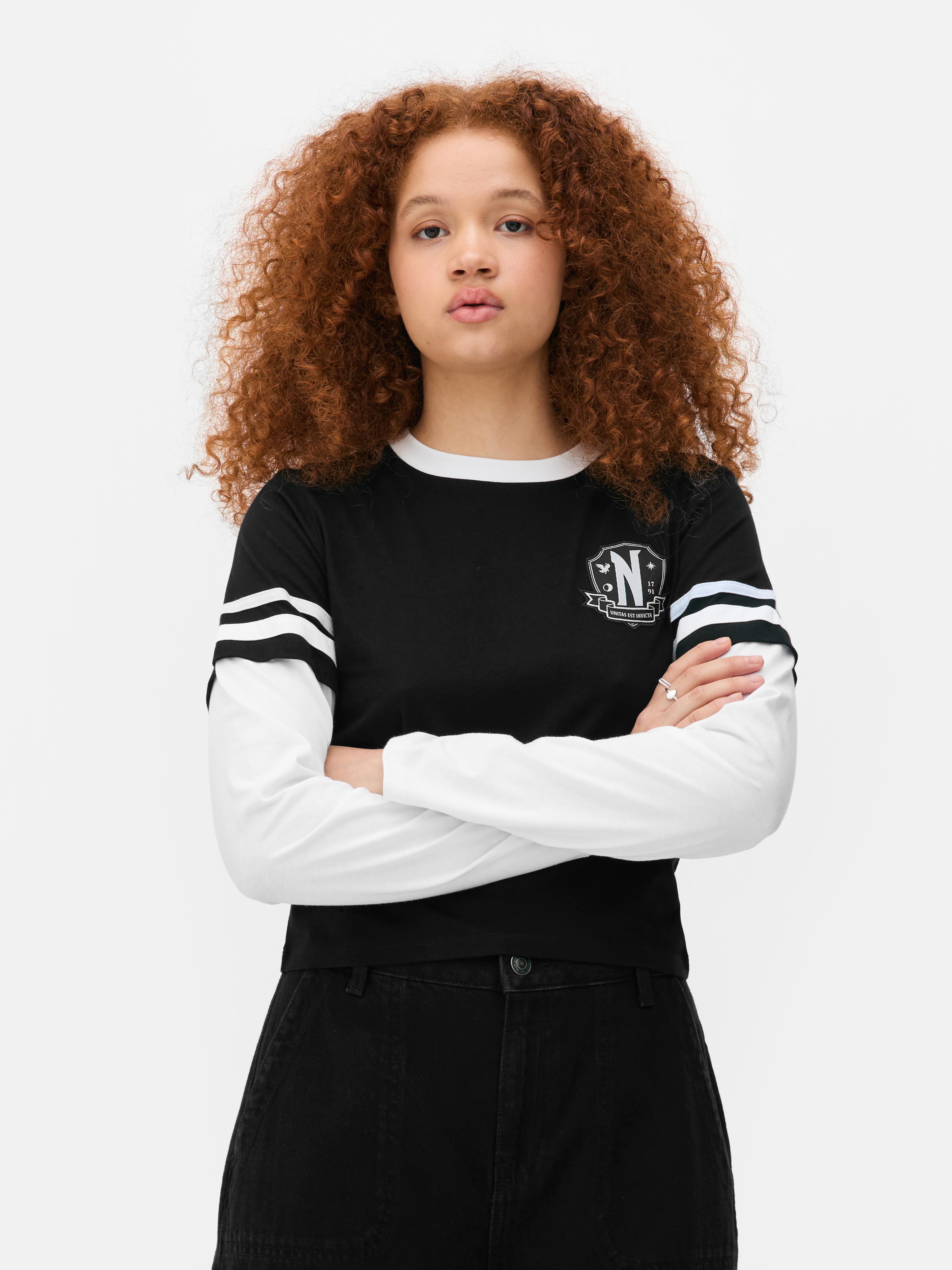 Camiseta con escudo Colleen Atwood X Wednesday