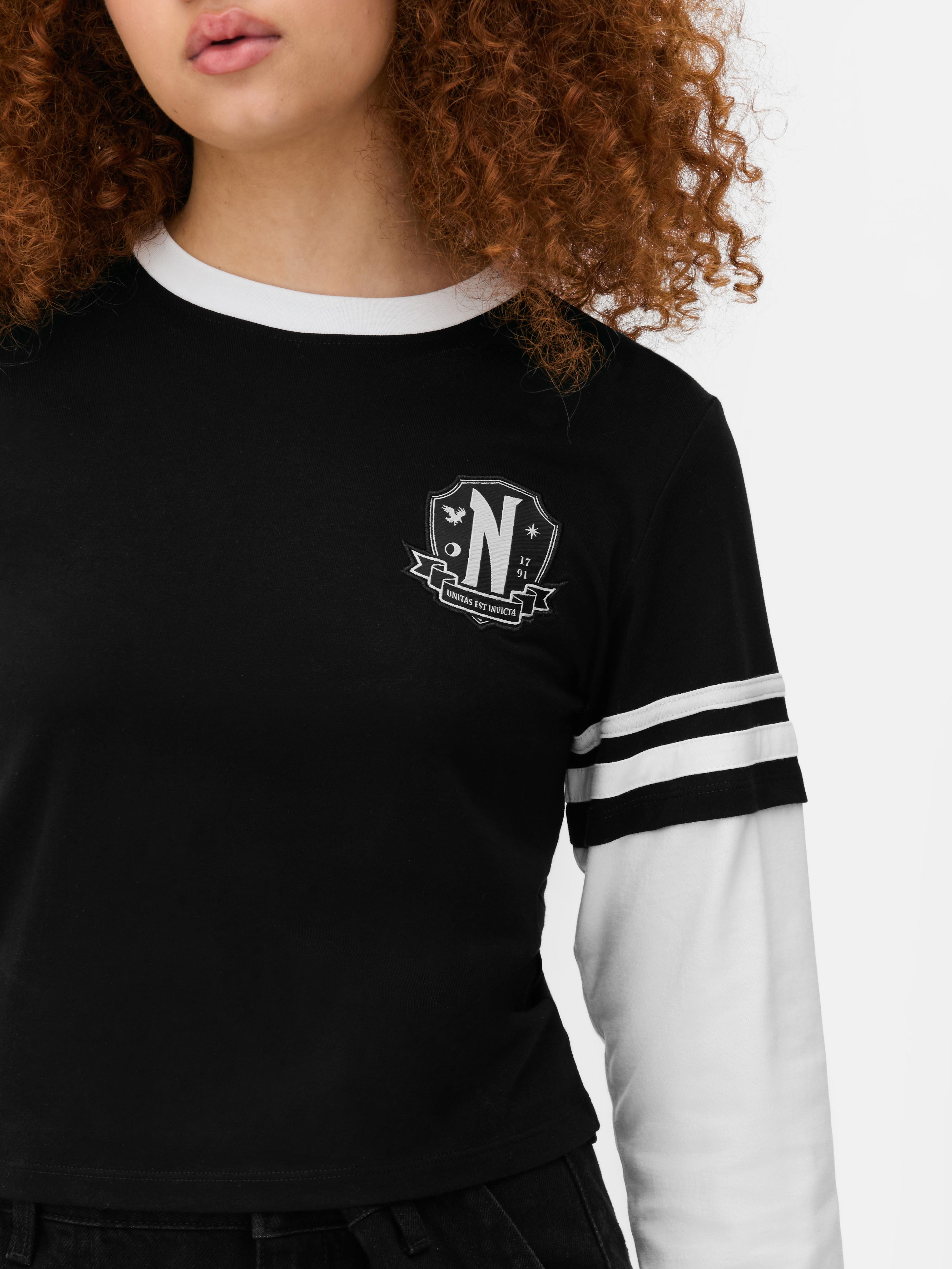 Camiseta con escudo Colleen Atwood X Wednesday