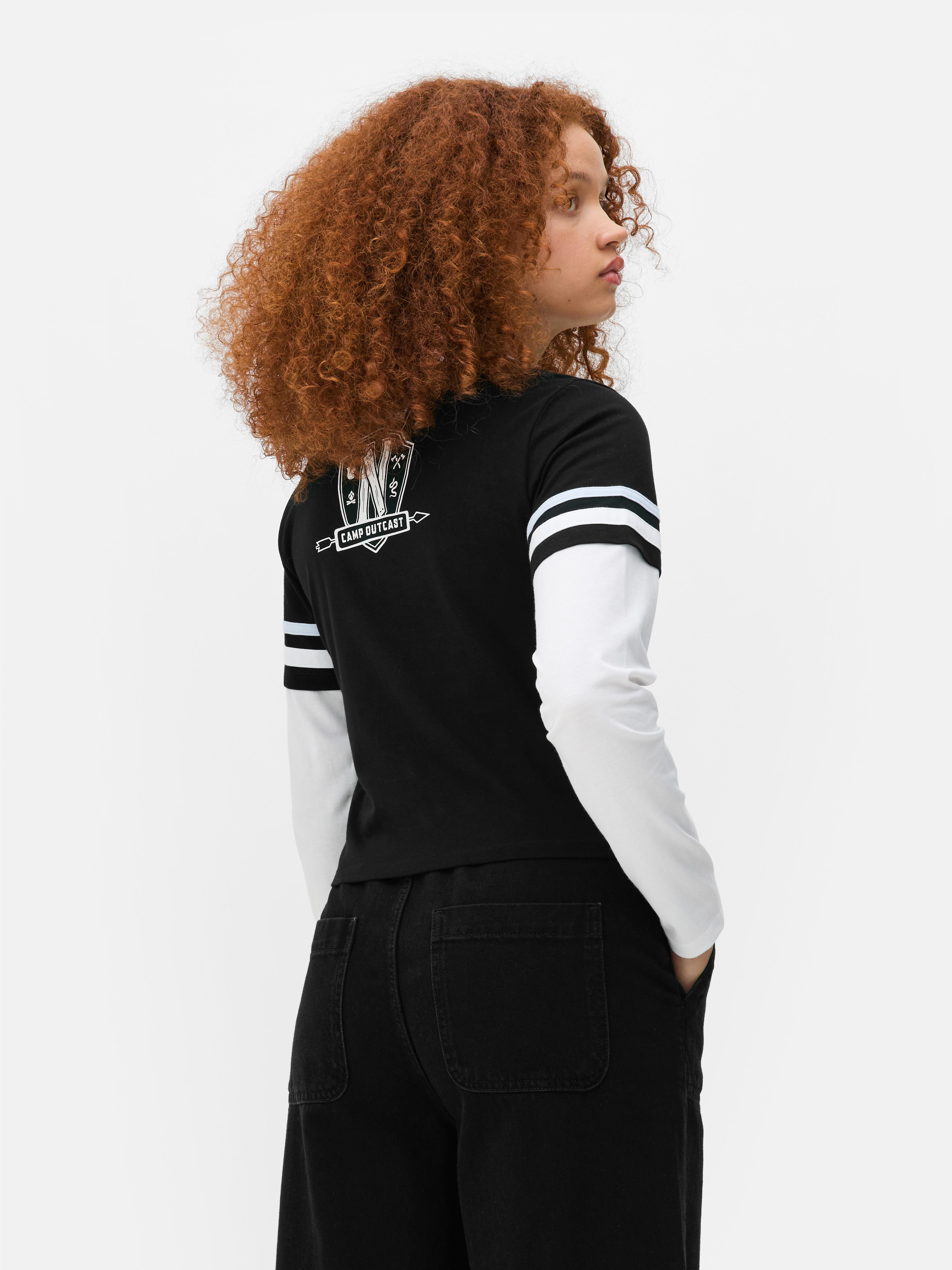 Camiseta con escudo Colleen Atwood X Wednesday