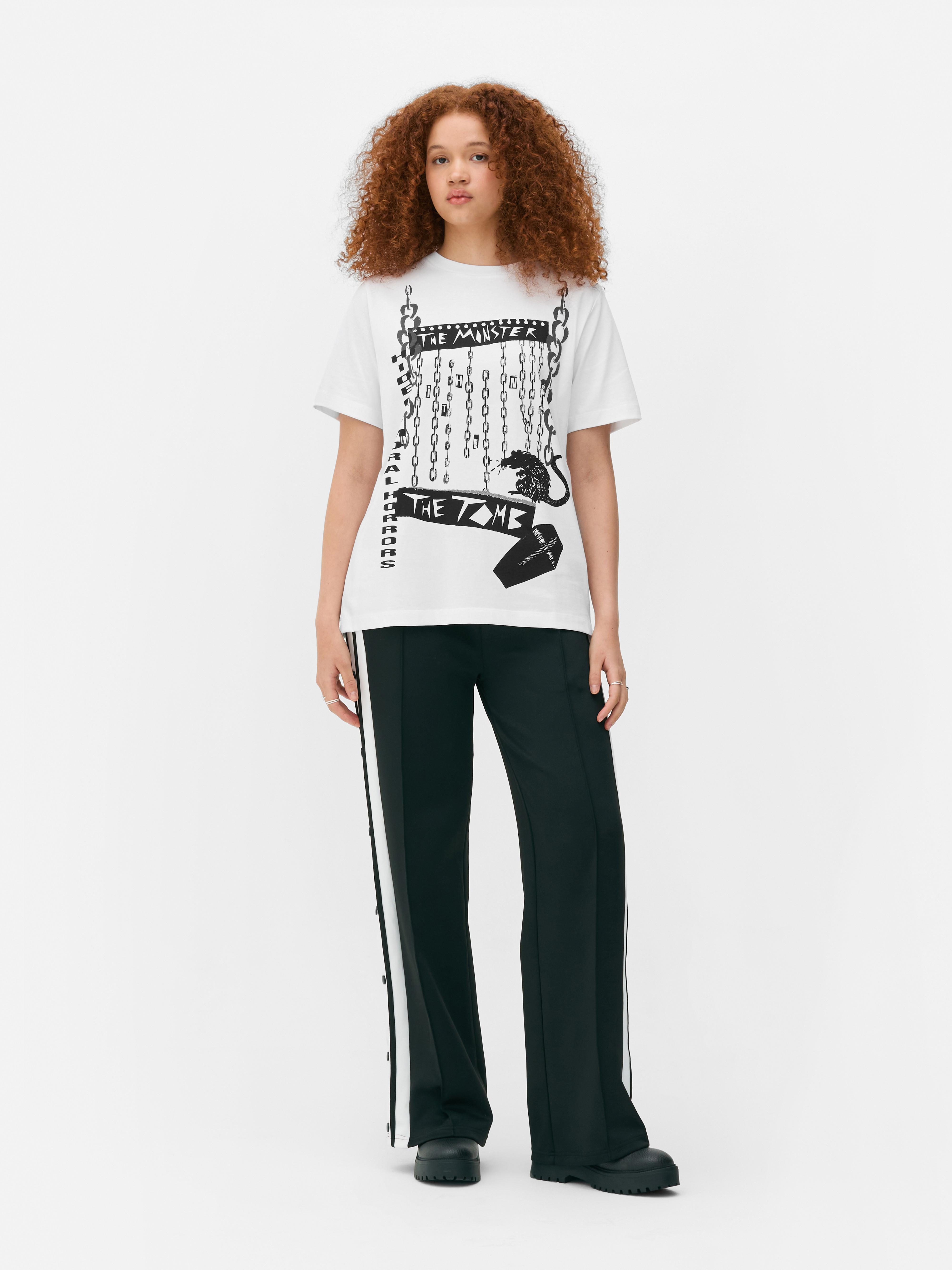 „Colleen Atwood X Wednesday The Tomb“ T-Shirt
