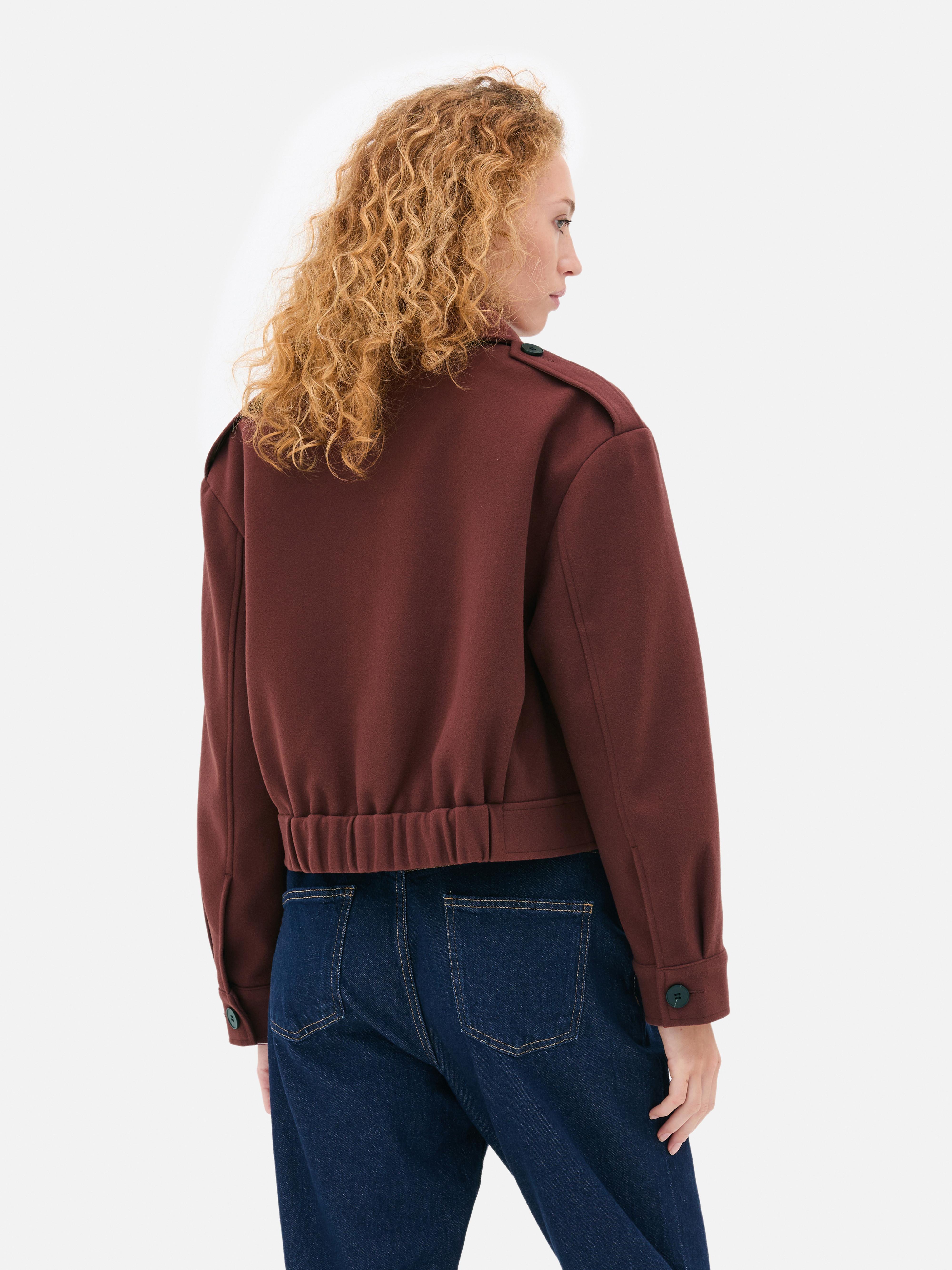 Chaqueta corta de estilo militar y corte cuadrado