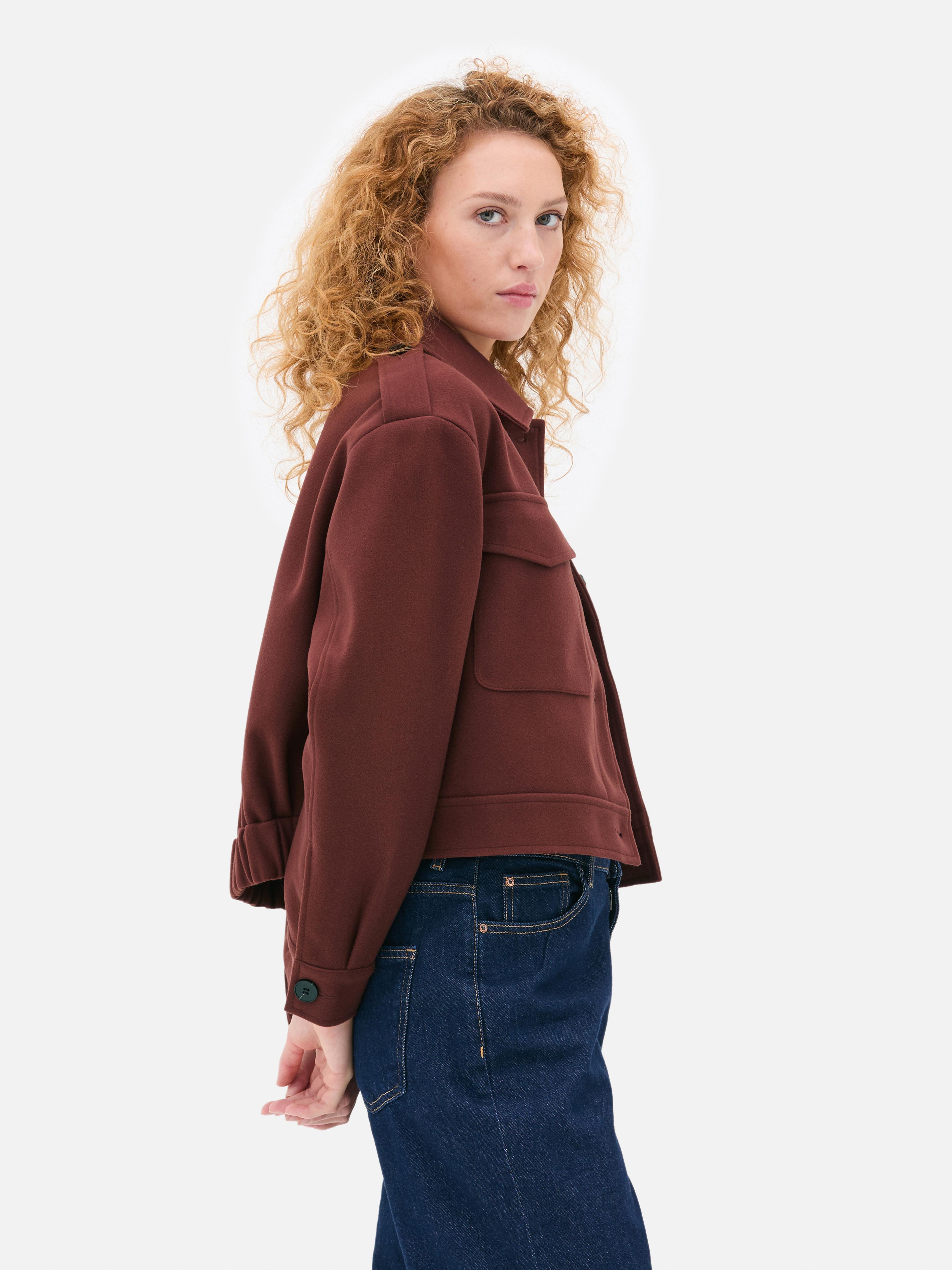 Chaqueta corta de estilo militar y corte cuadrado