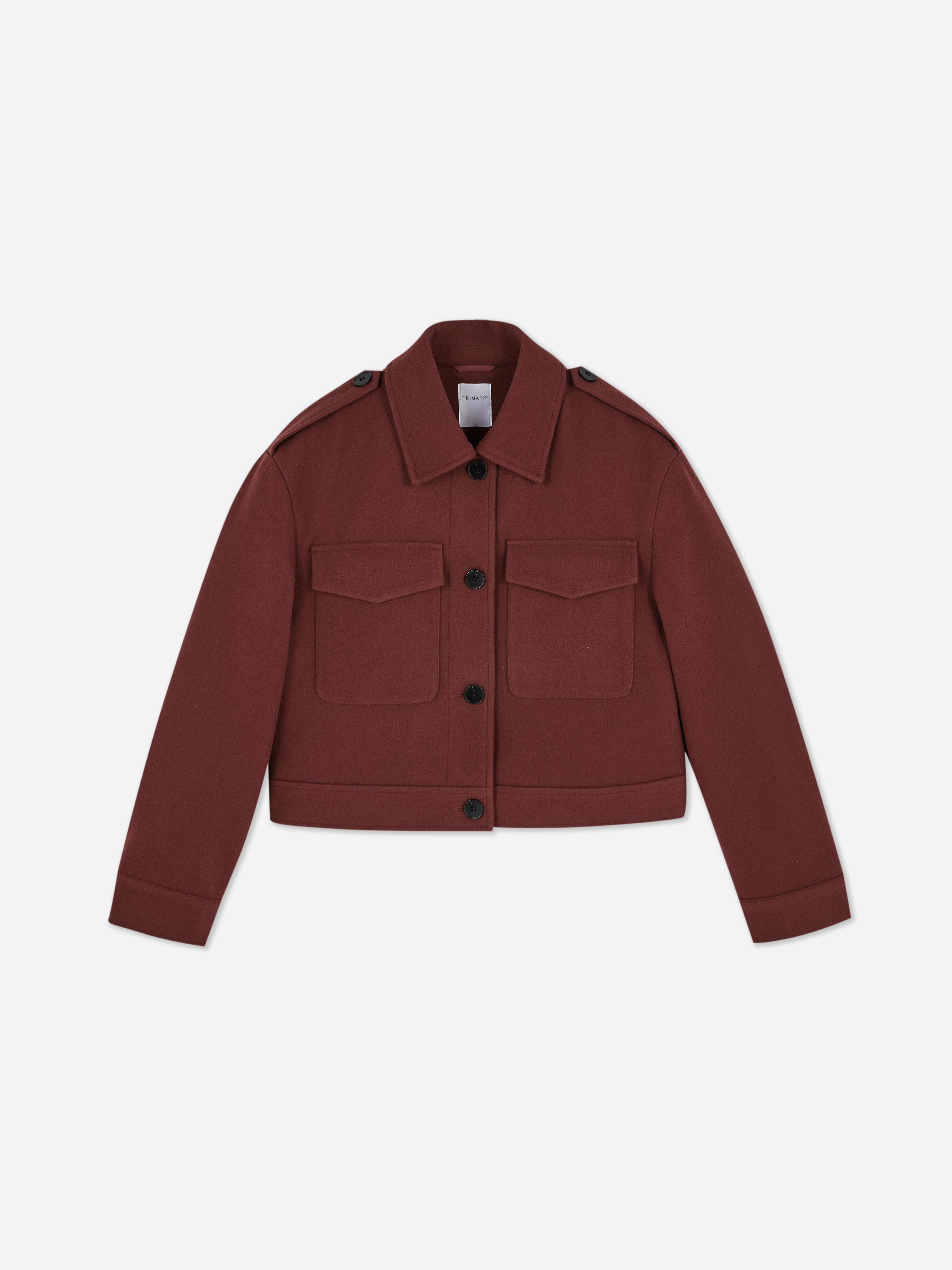 Chaqueta corta de estilo militar y corte cuadrado