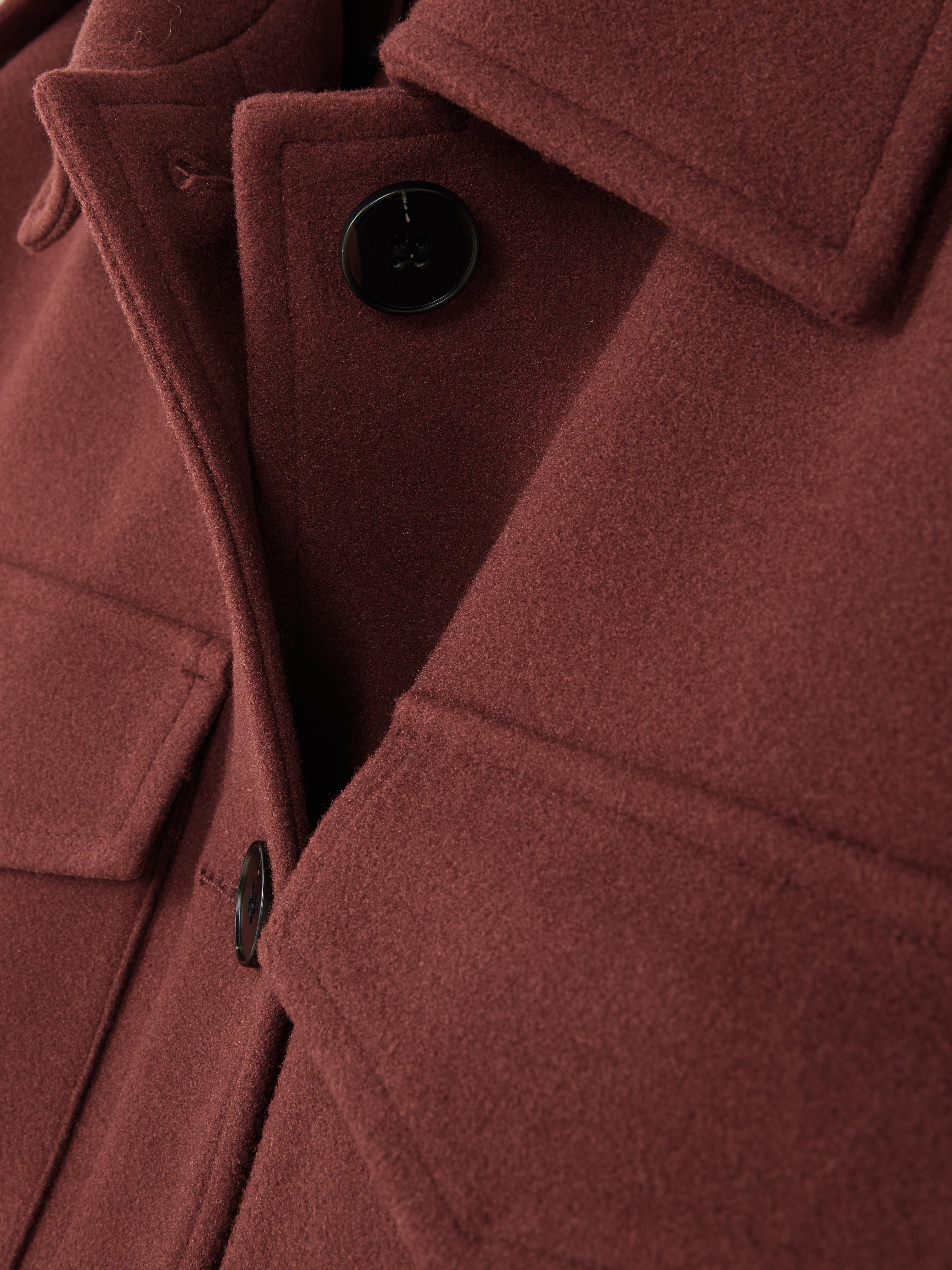 Chaqueta corta de estilo militar y corte cuadrado