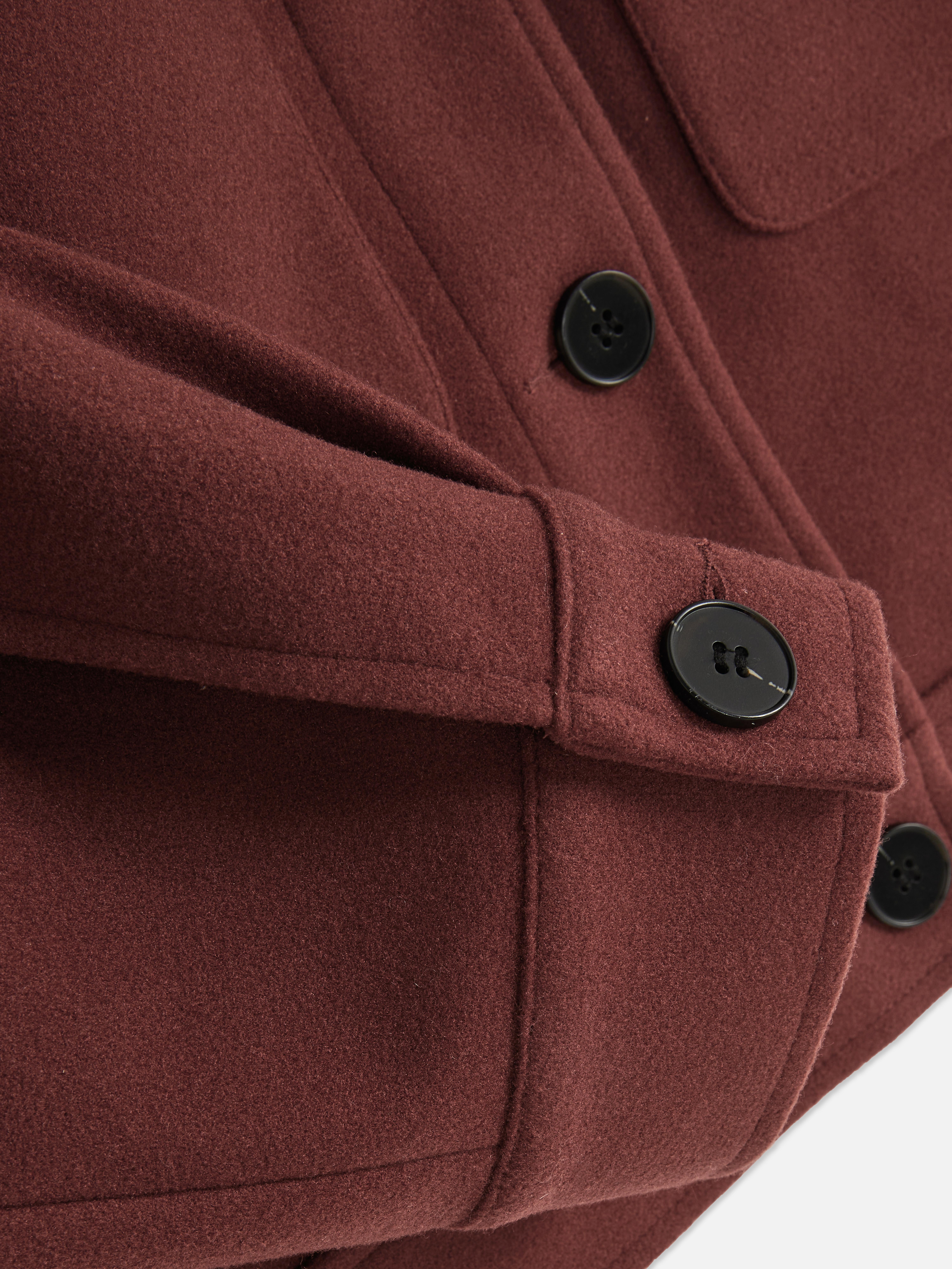 Chaqueta corta de estilo militar y corte cuadrado
