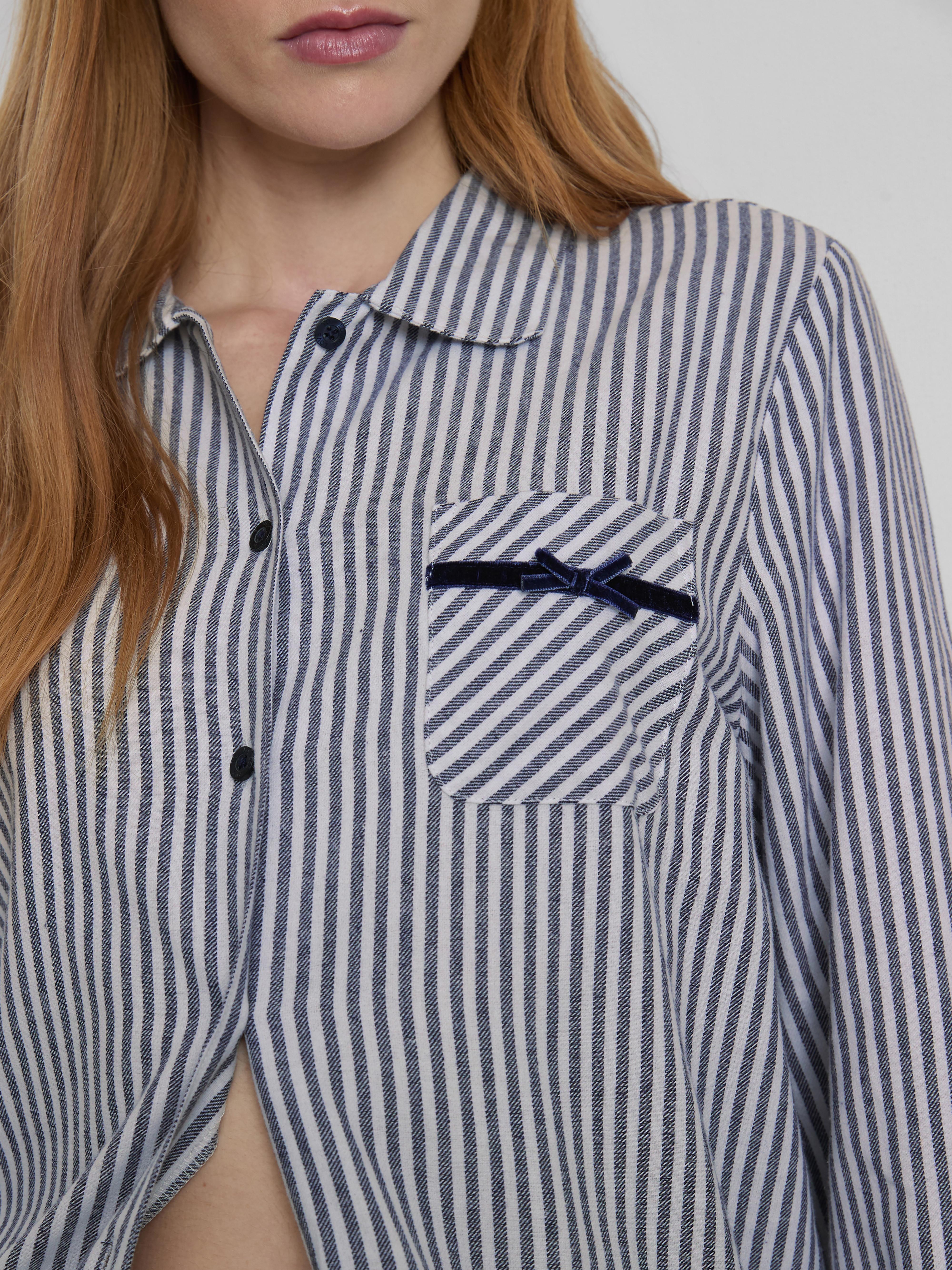 Cămașă de pijama cu fundă și dungi