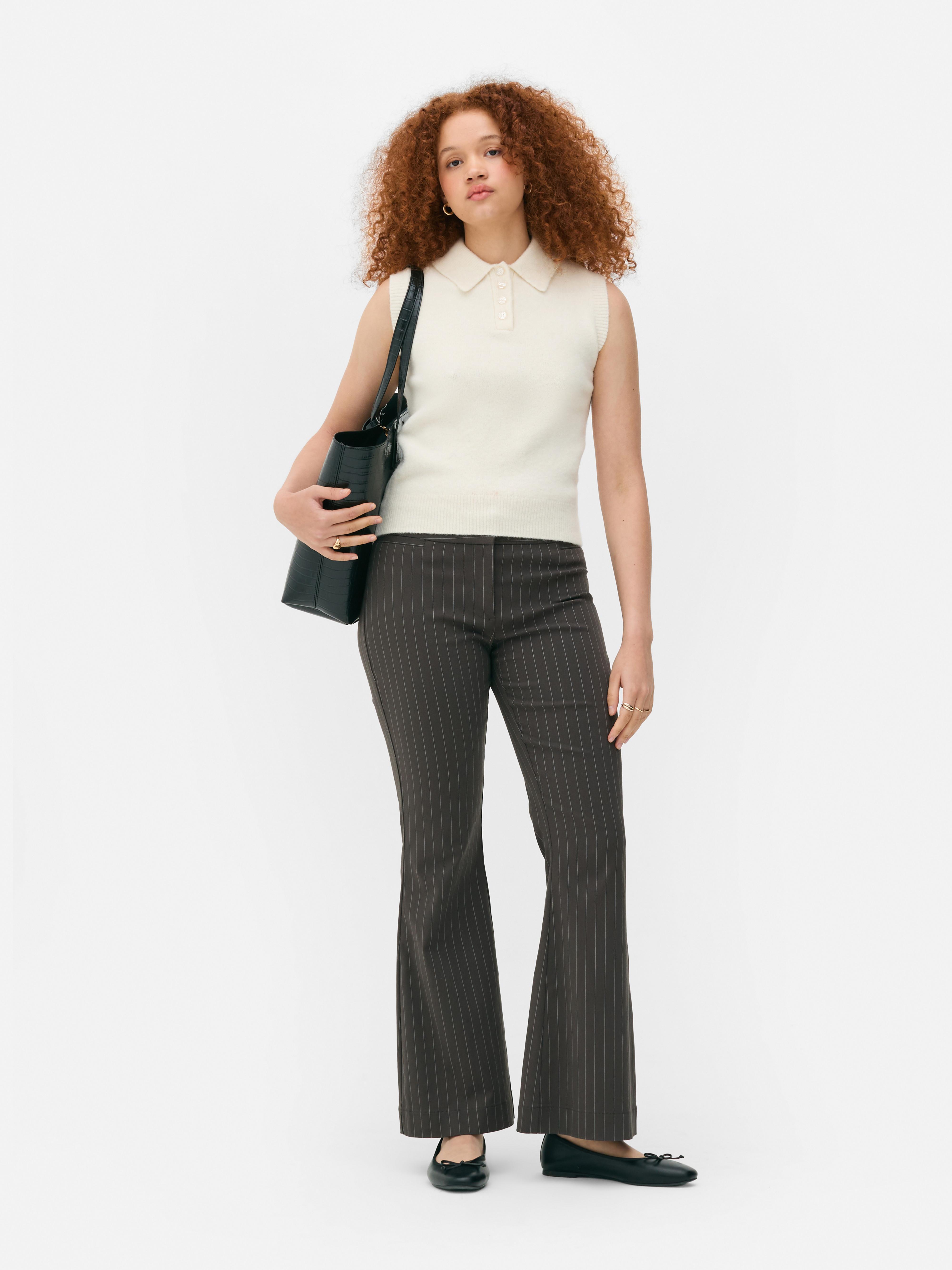 Hose mit Nadelstreifen und ausgestelltem Bein