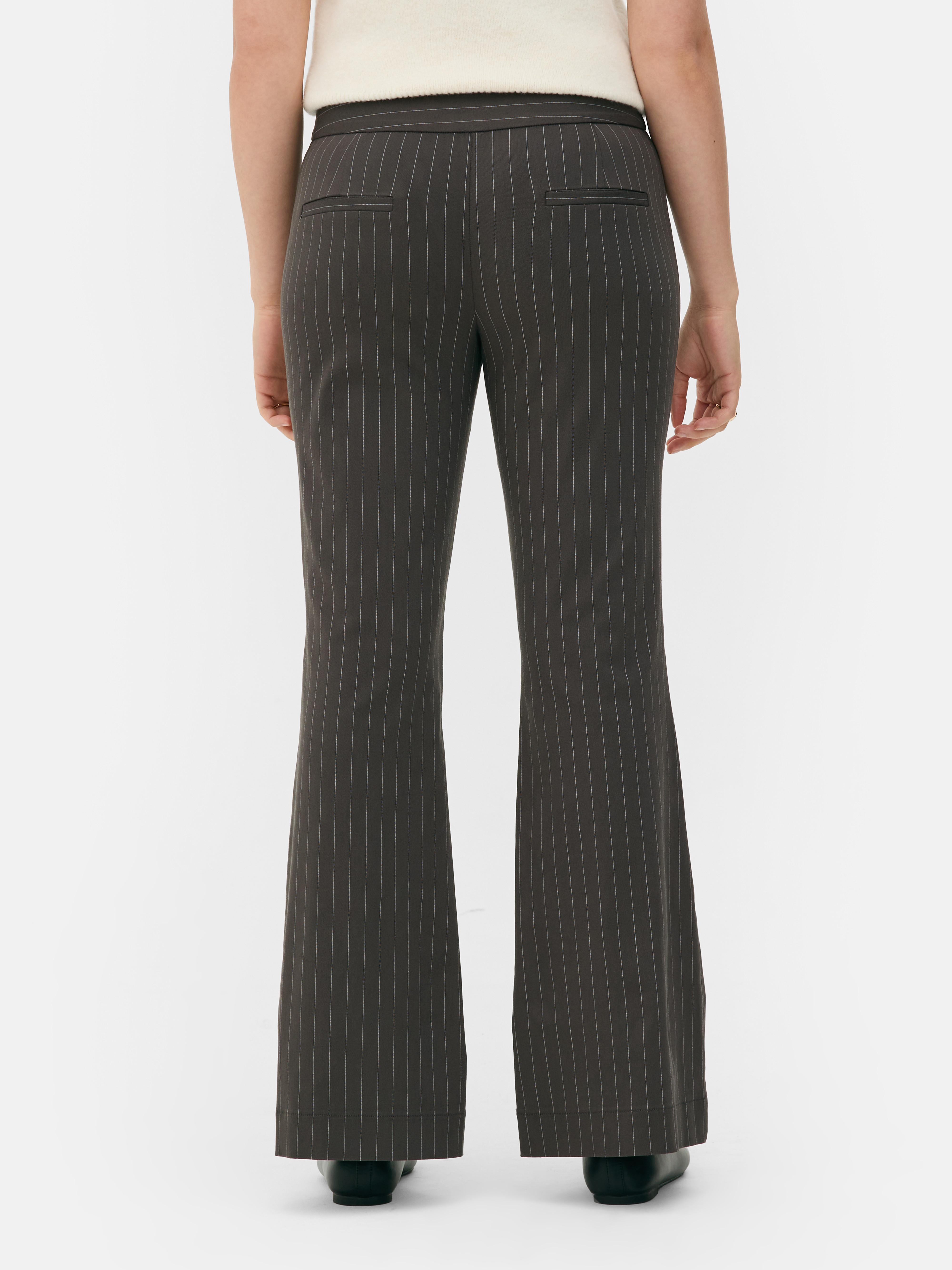 Hose mit Nadelstreifen und ausgestelltem Bein