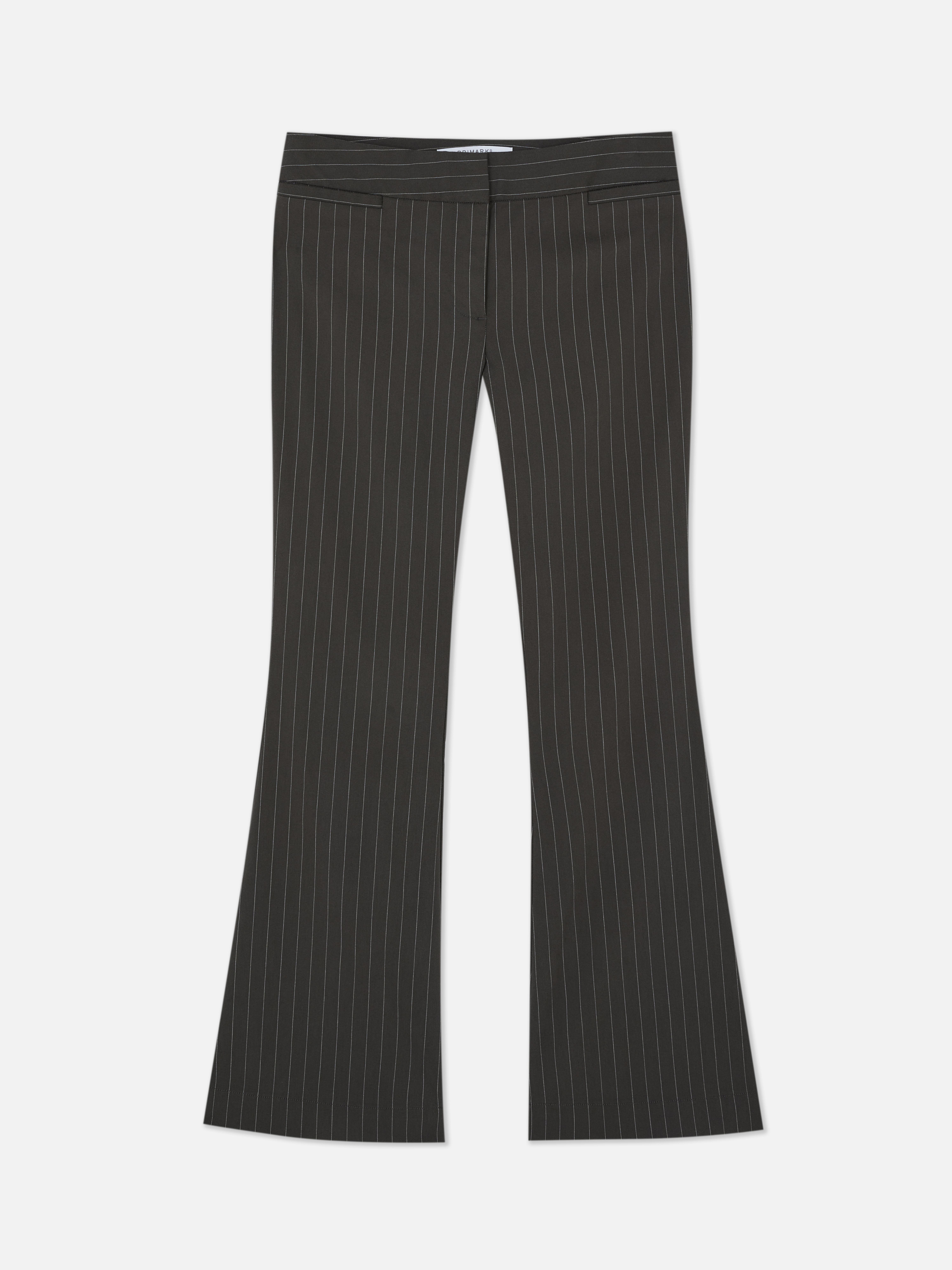 Hose mit Nadelstreifen und ausgestelltem Bein