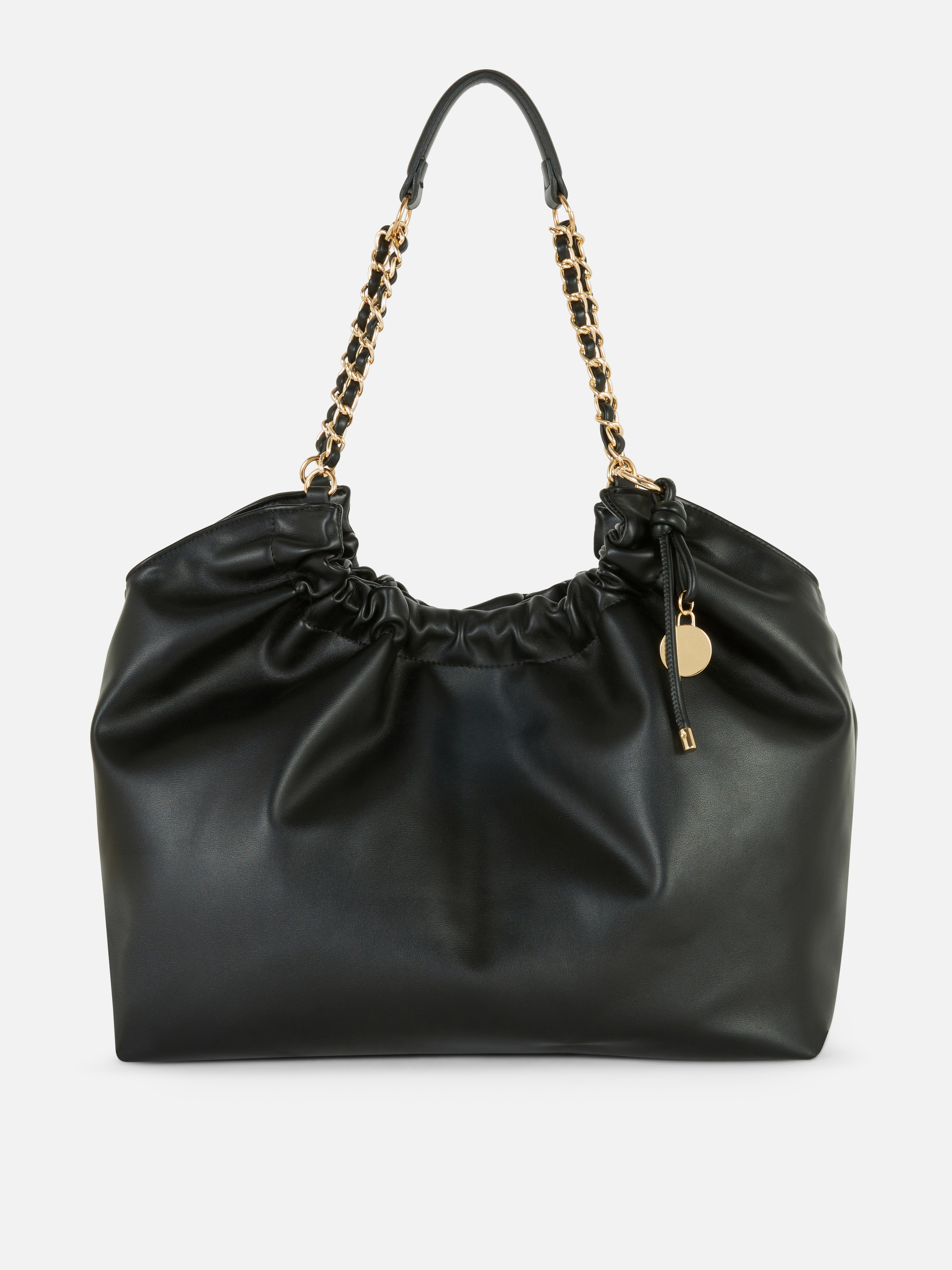 Gerimpelde shopper met kettinghengsels