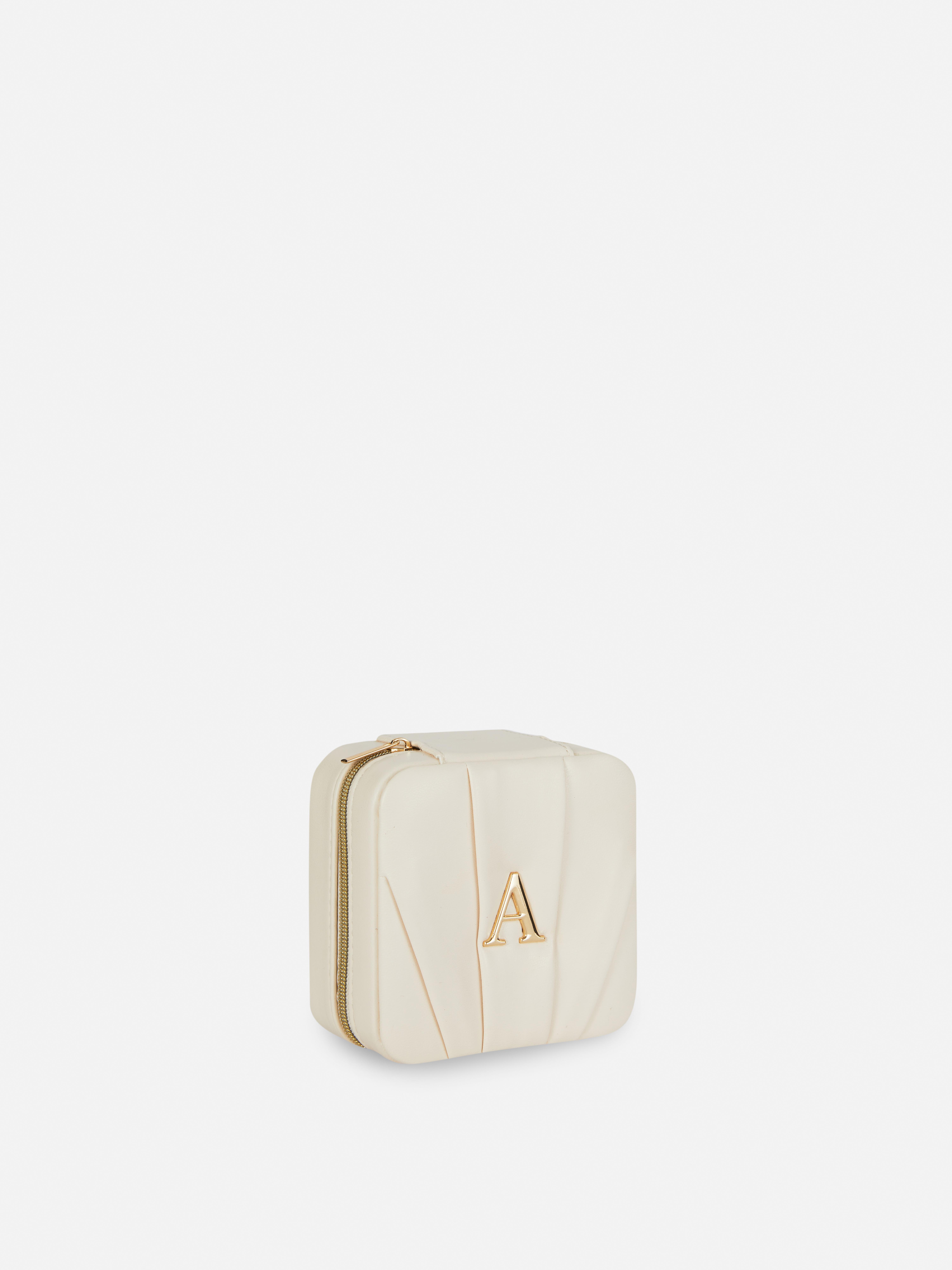 Monogramos műbőr ékszertartó doboz