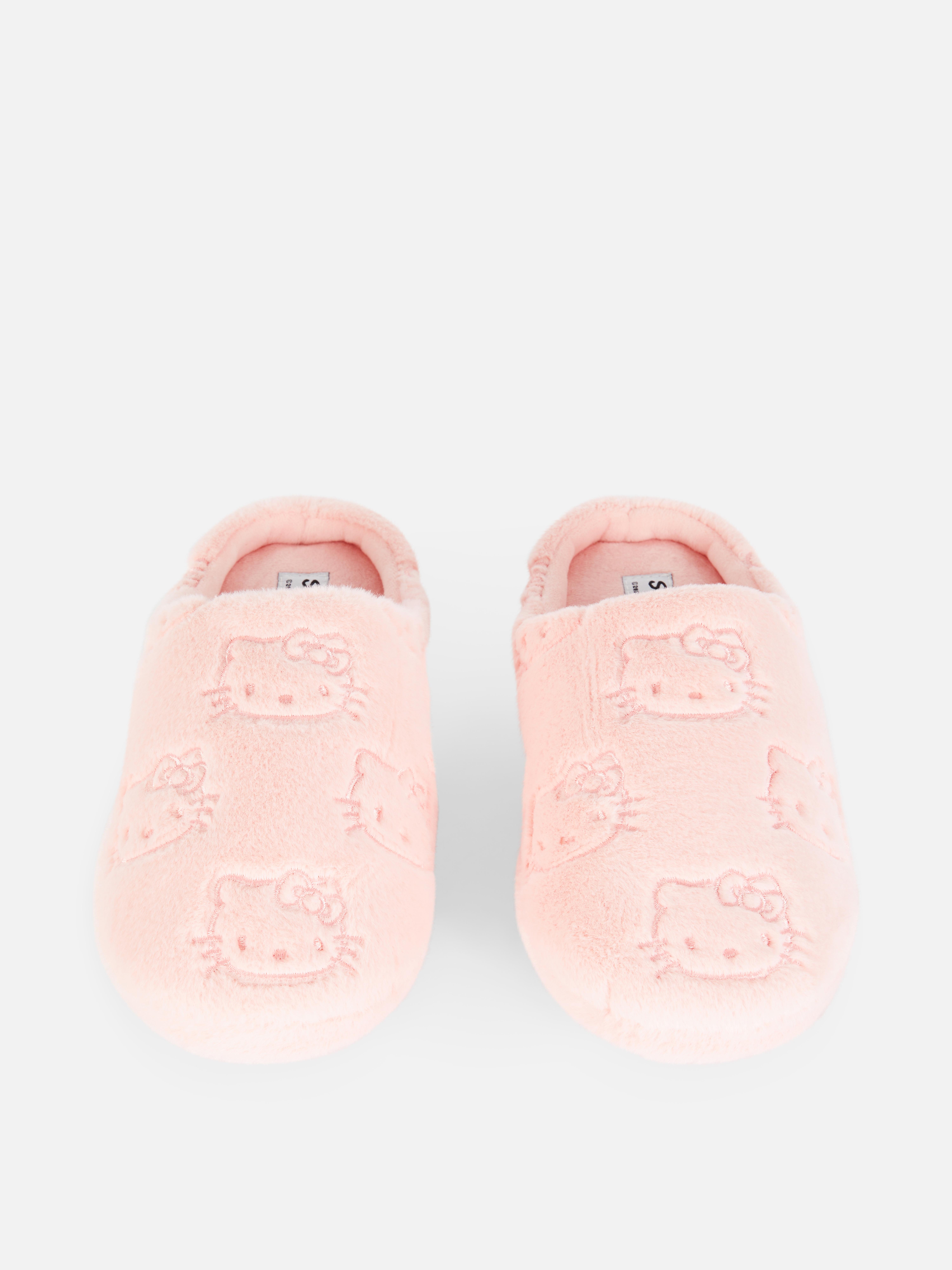 Pantuflas destalonadas con repujado de Hello Kitty