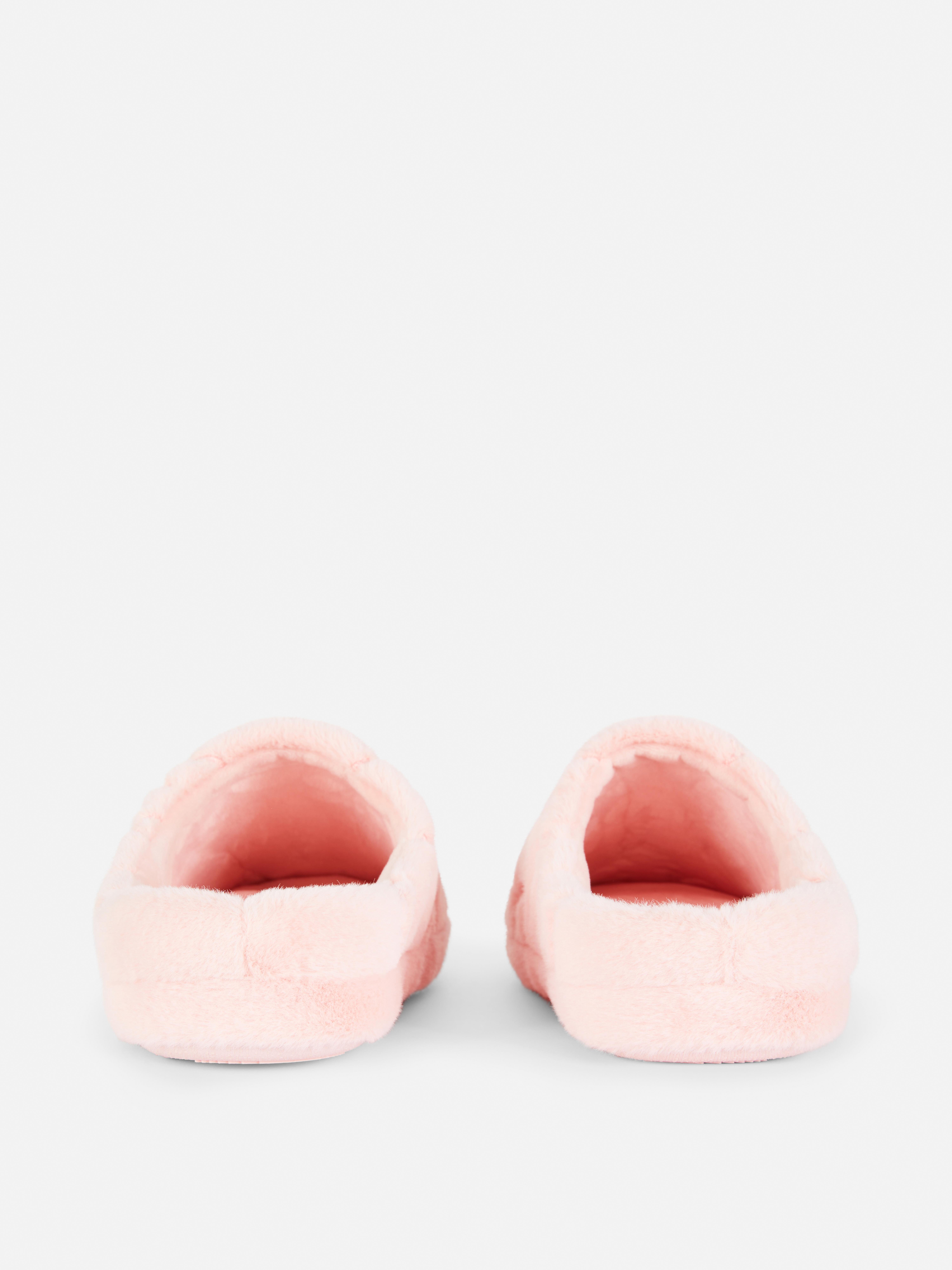 Pantuflas destalonadas con repujado de Hello Kitty