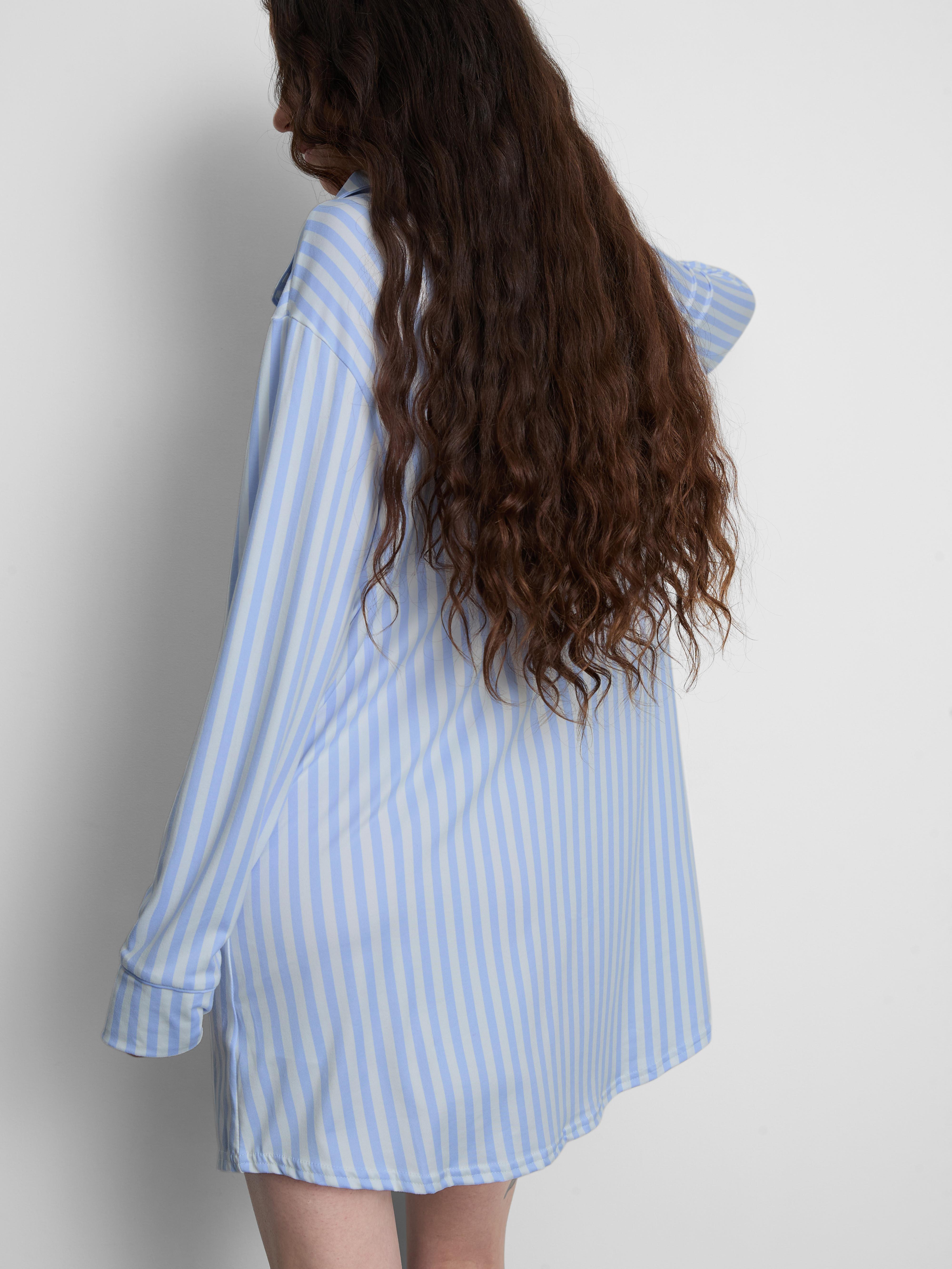 Cămașă de noapte cu croială lejeră și cusături contrastante