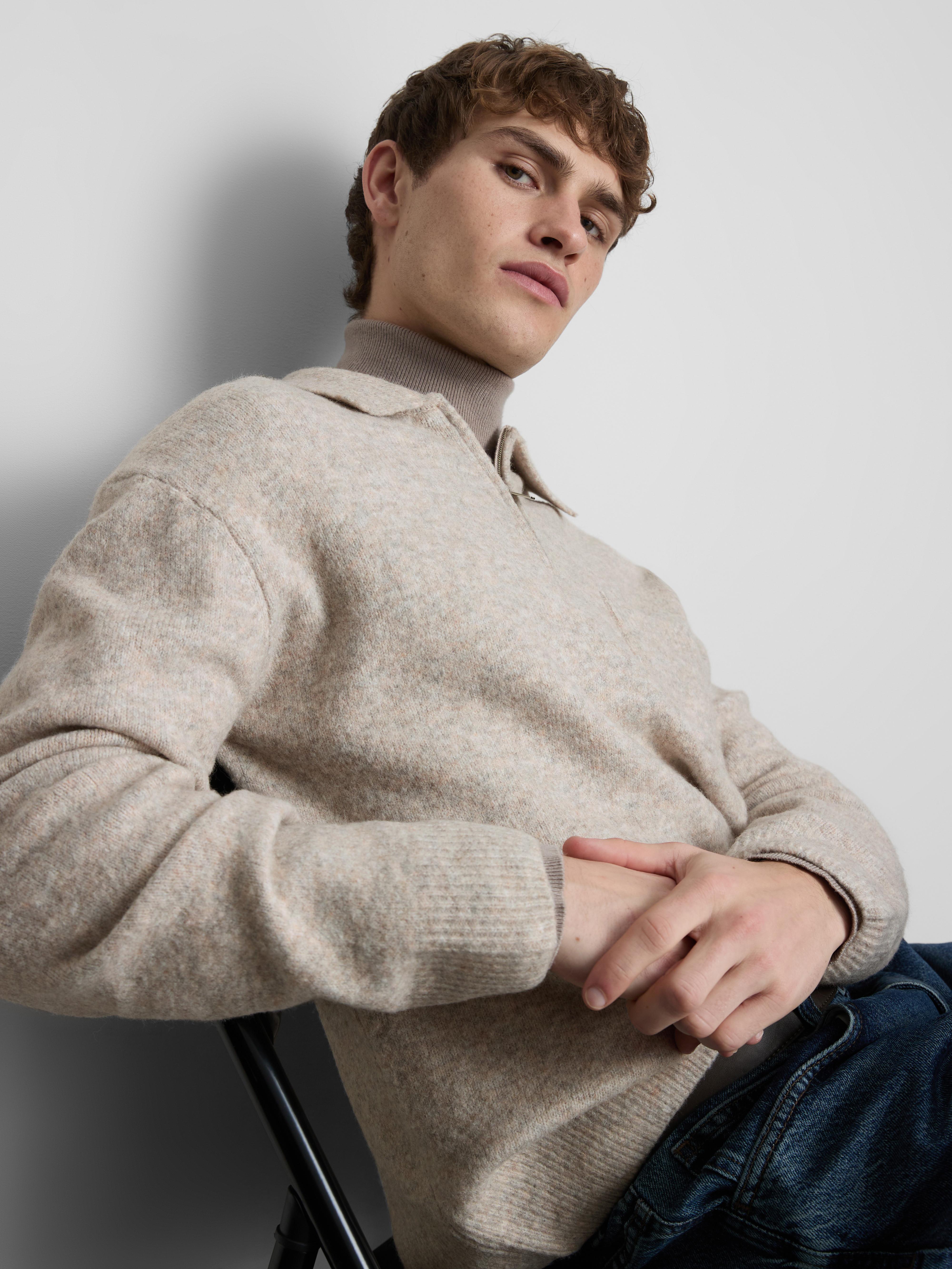 Pletený svetr s límečkem