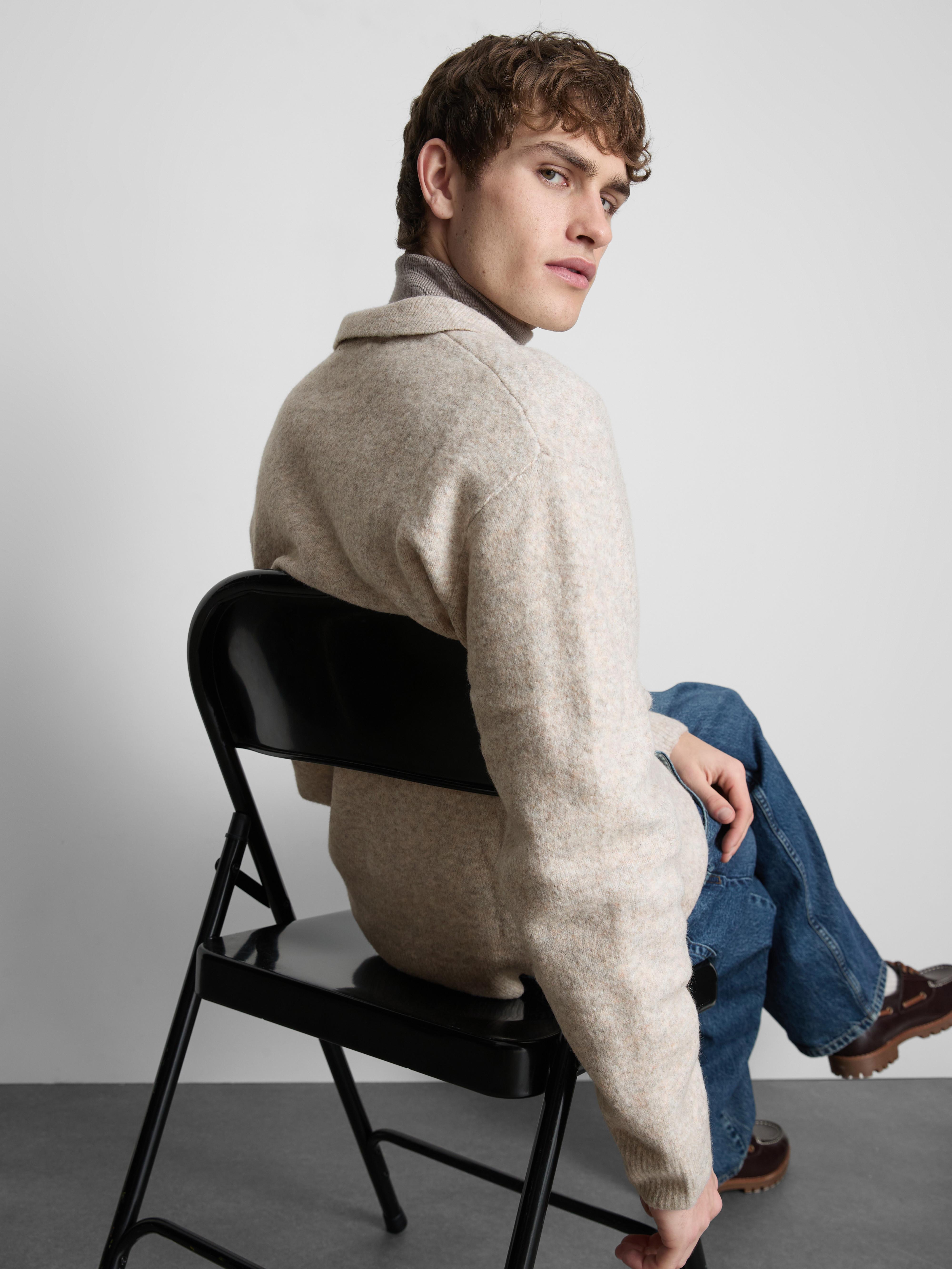 Pletený svetr s límečkem