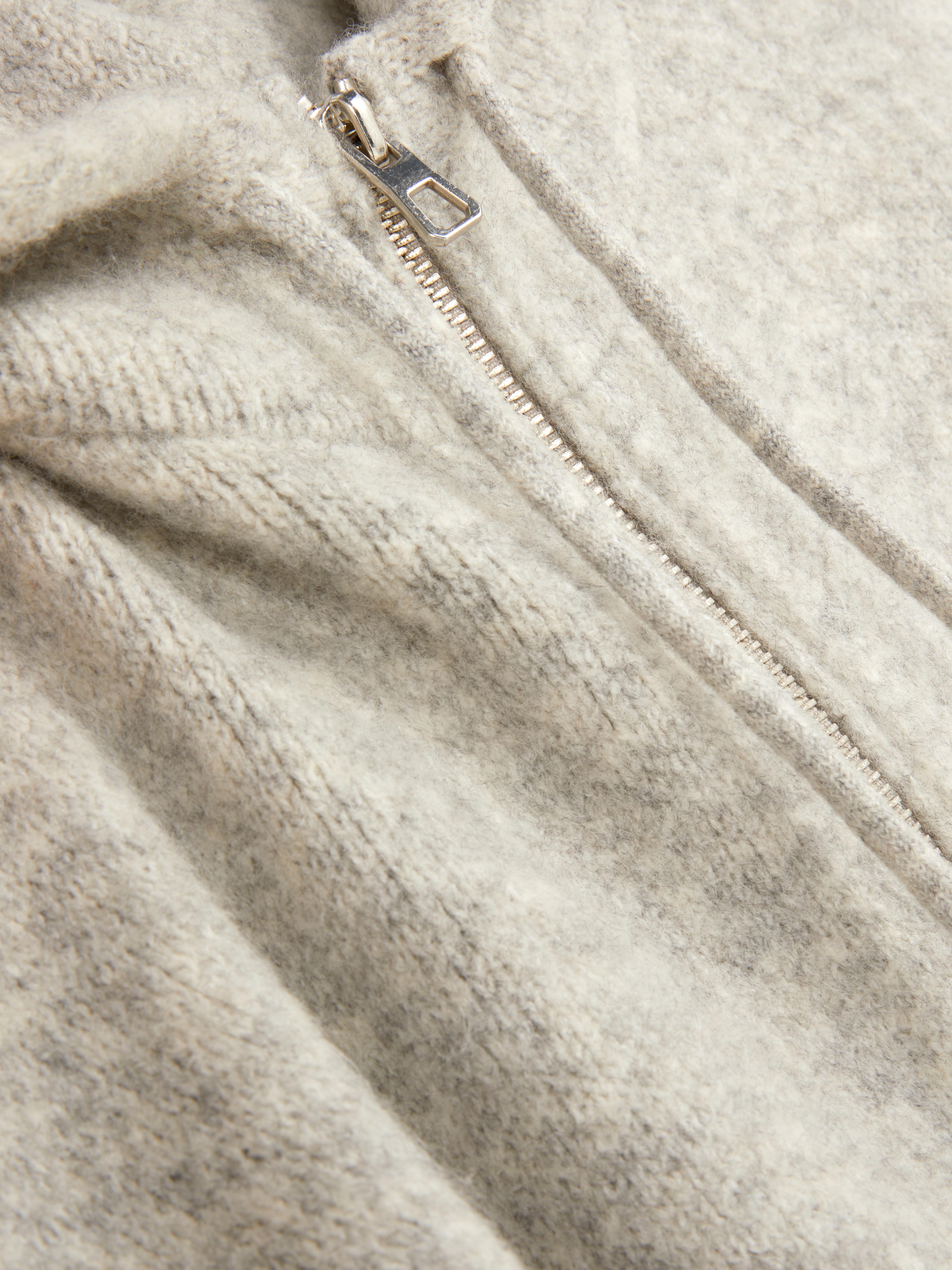 Casaco capuz fecho correr essencial