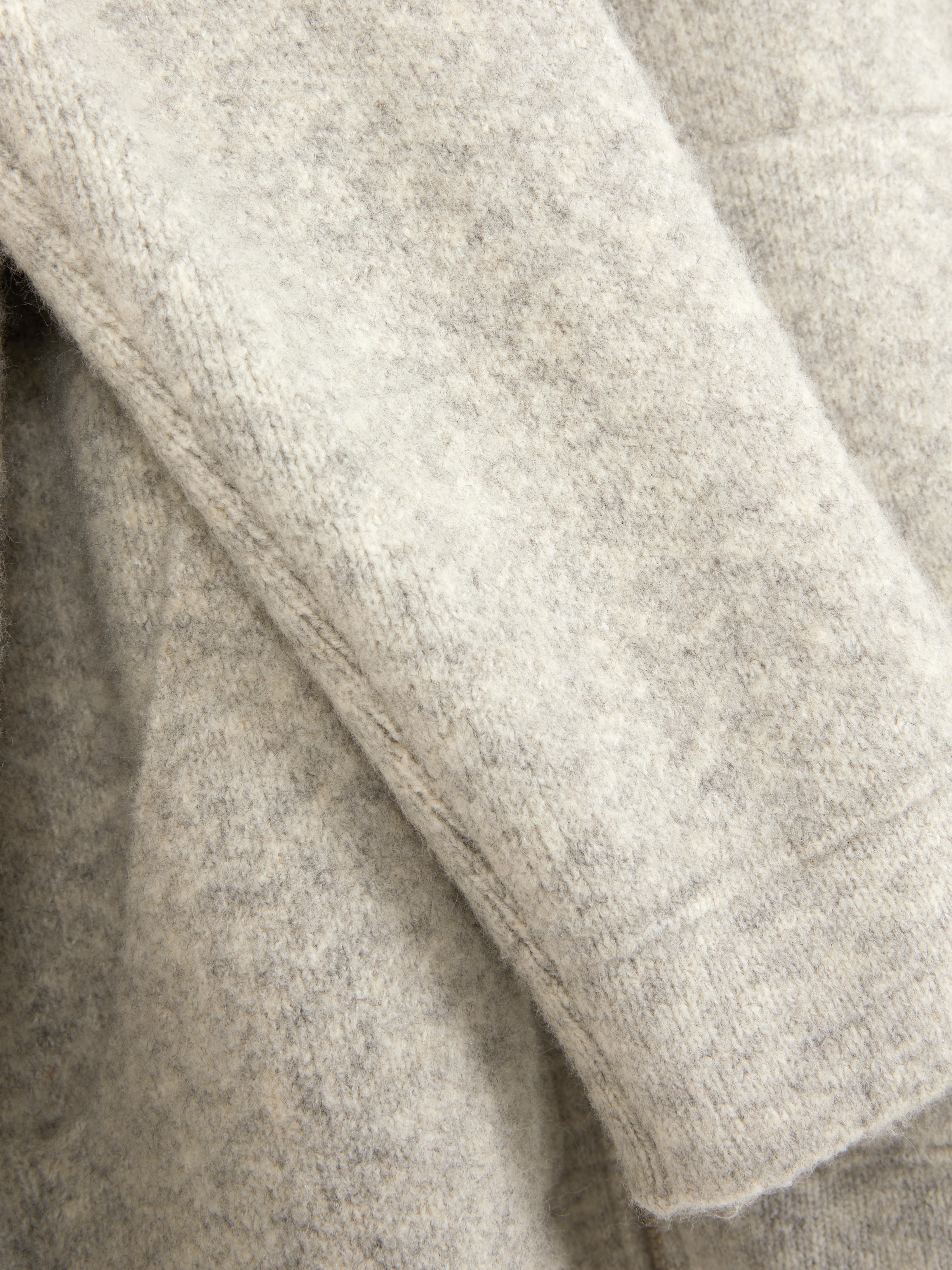 Casaco capuz fecho correr essencial