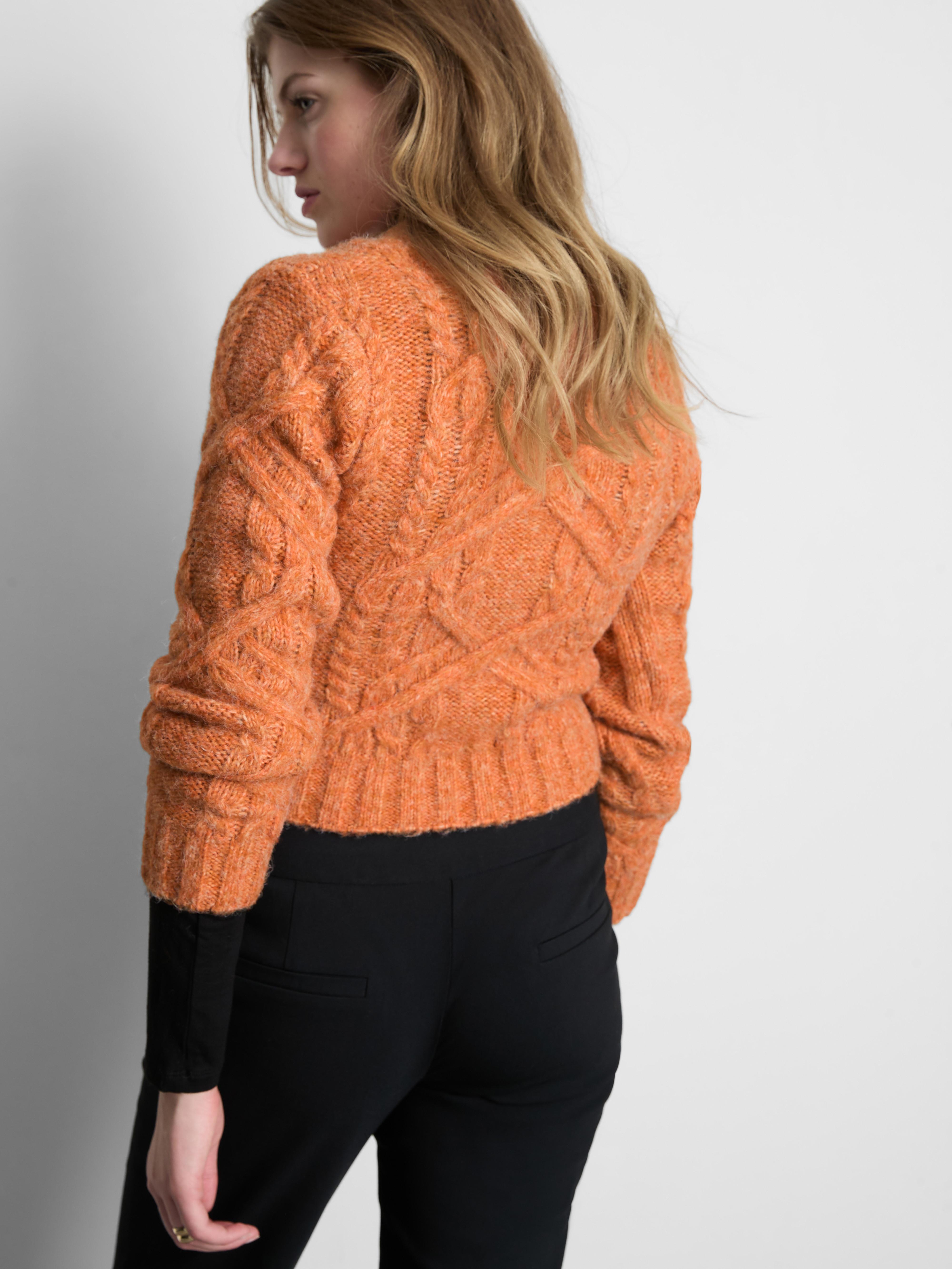 Pull court en maille torsadée à col en V