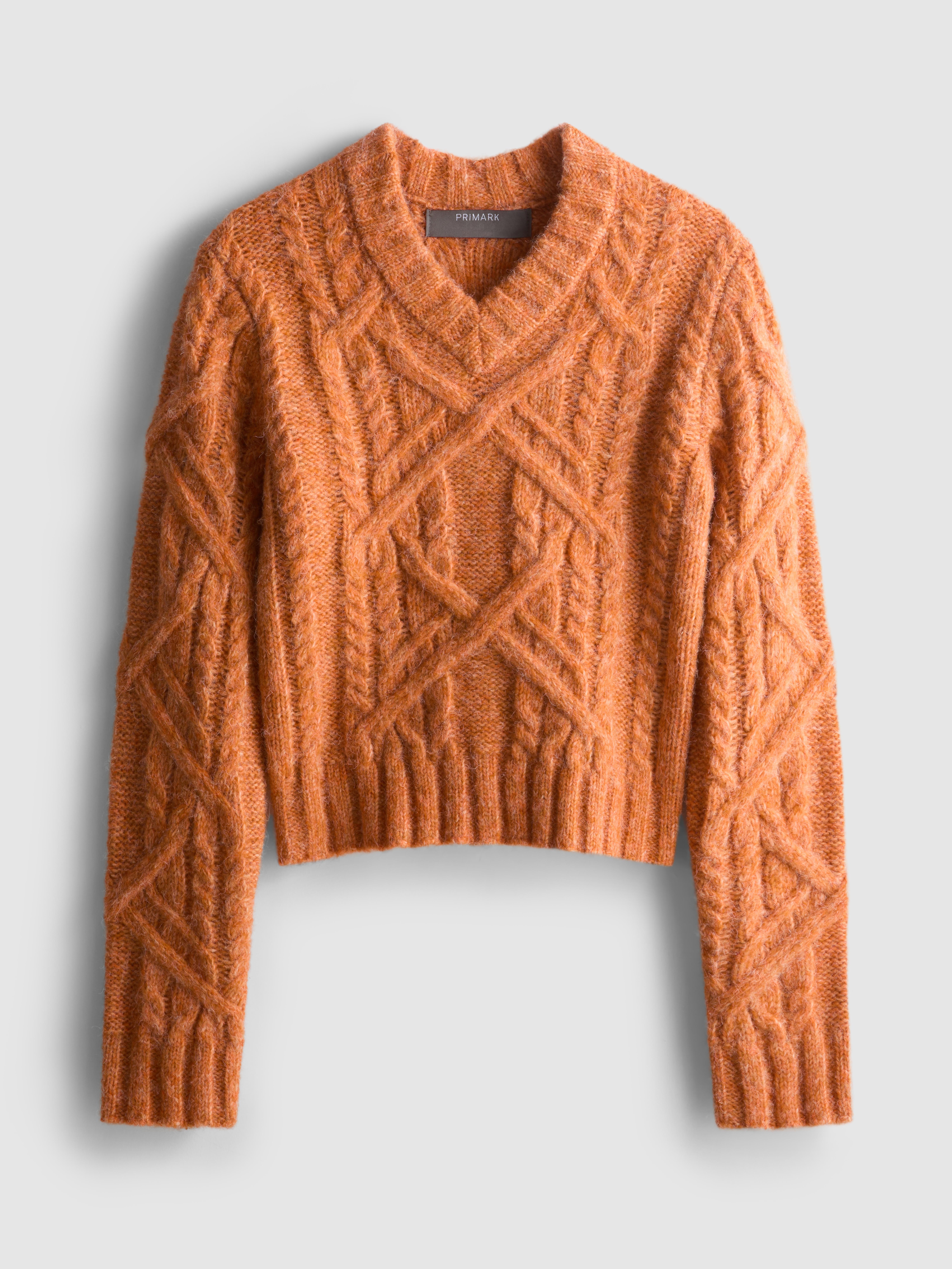 Pull court en maille torsadée à col en V
