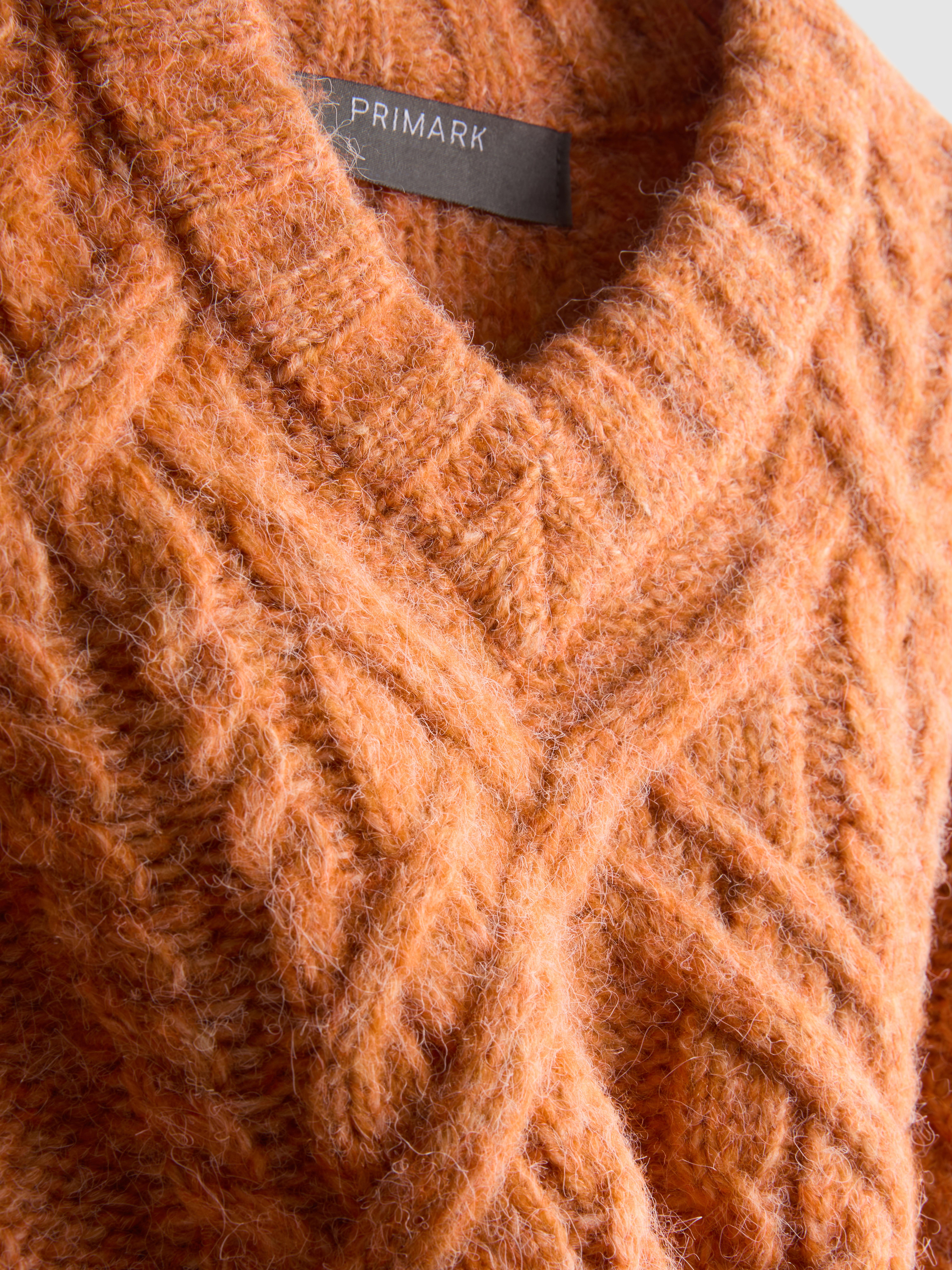 Pull court en maille torsadée à col en V