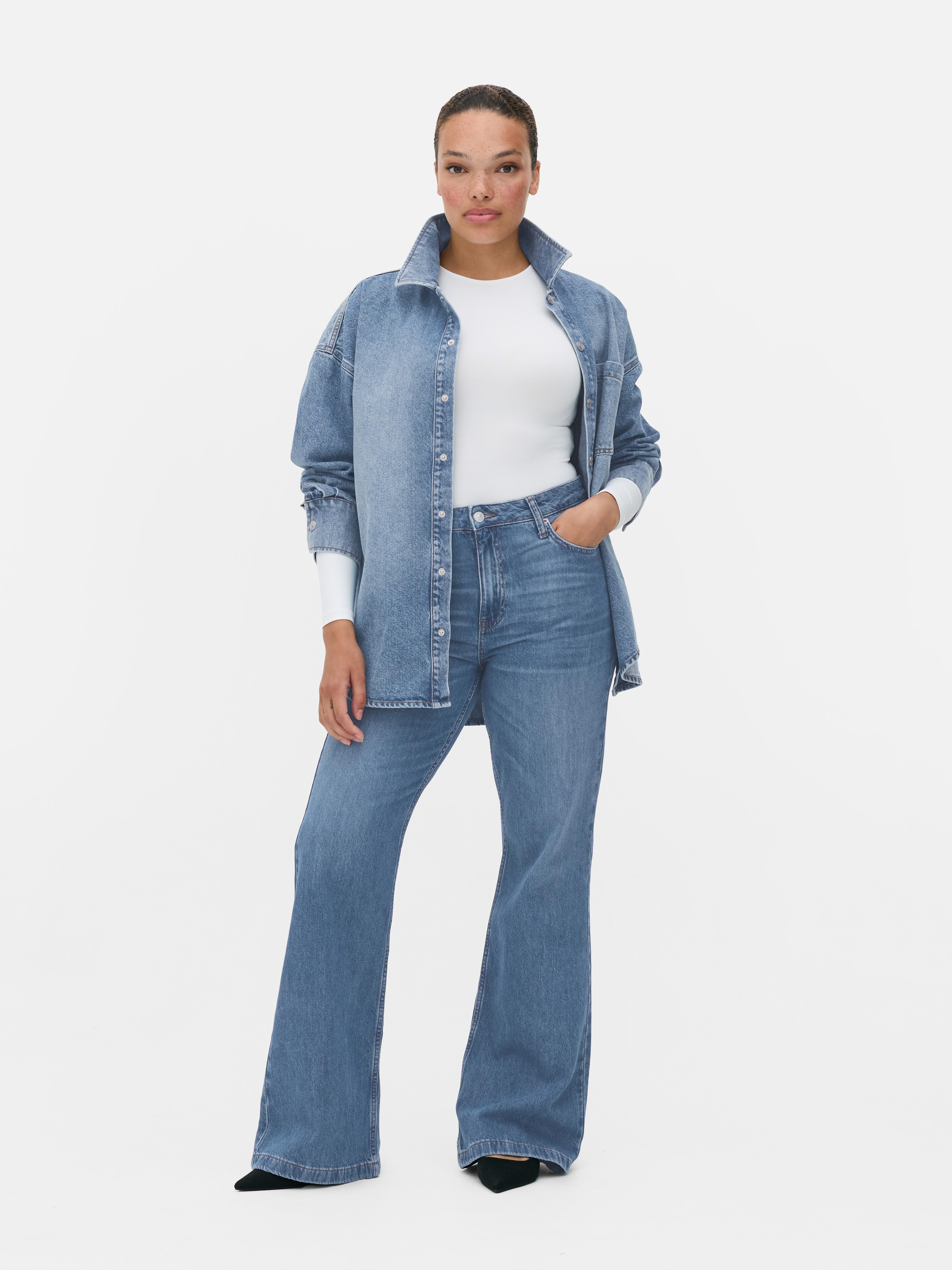 Jeans mit ausgestelltem Bein und mittelhohem Bund