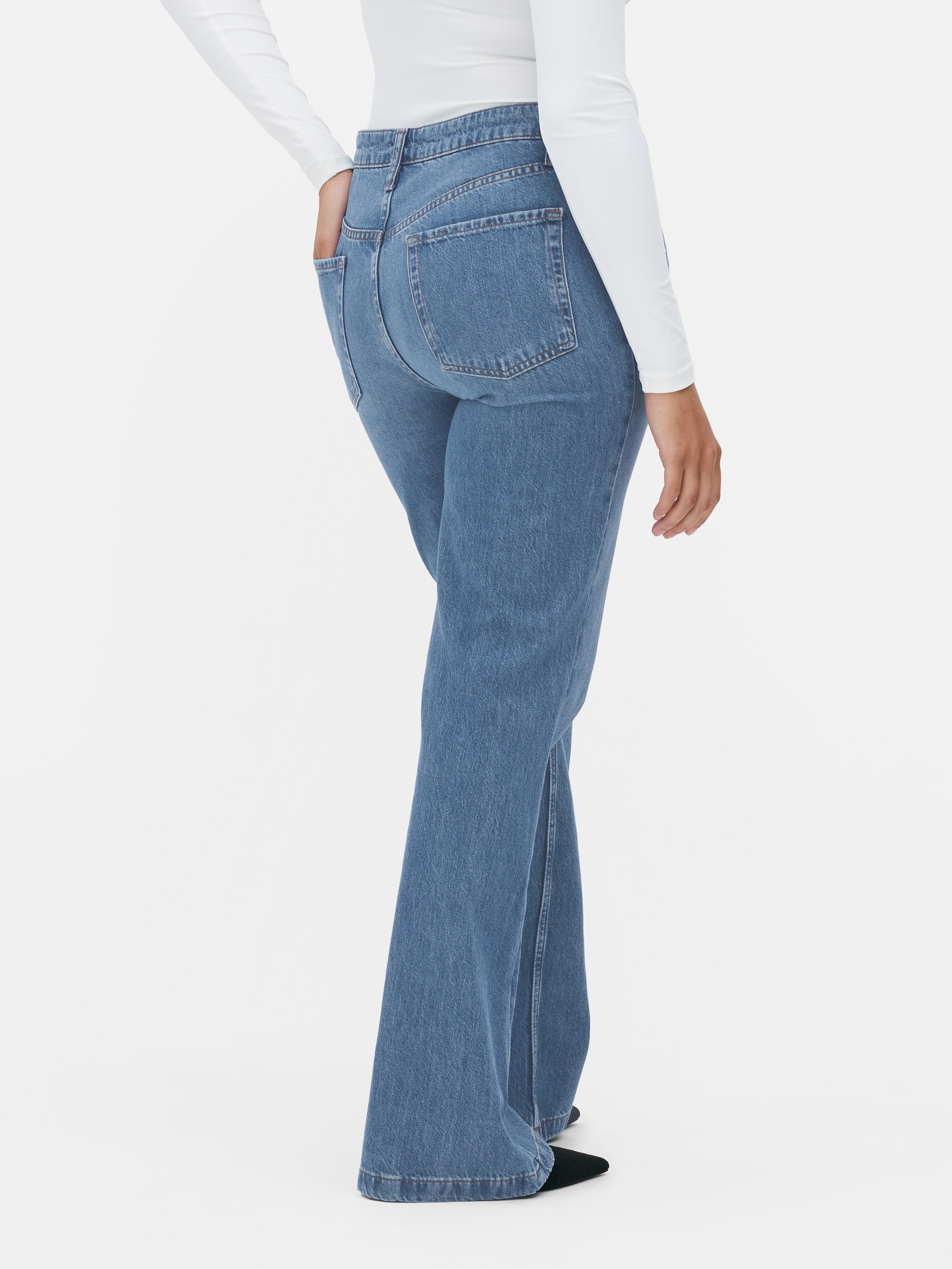 Jeans mit ausgestelltem Bein und mittelhohem Bund