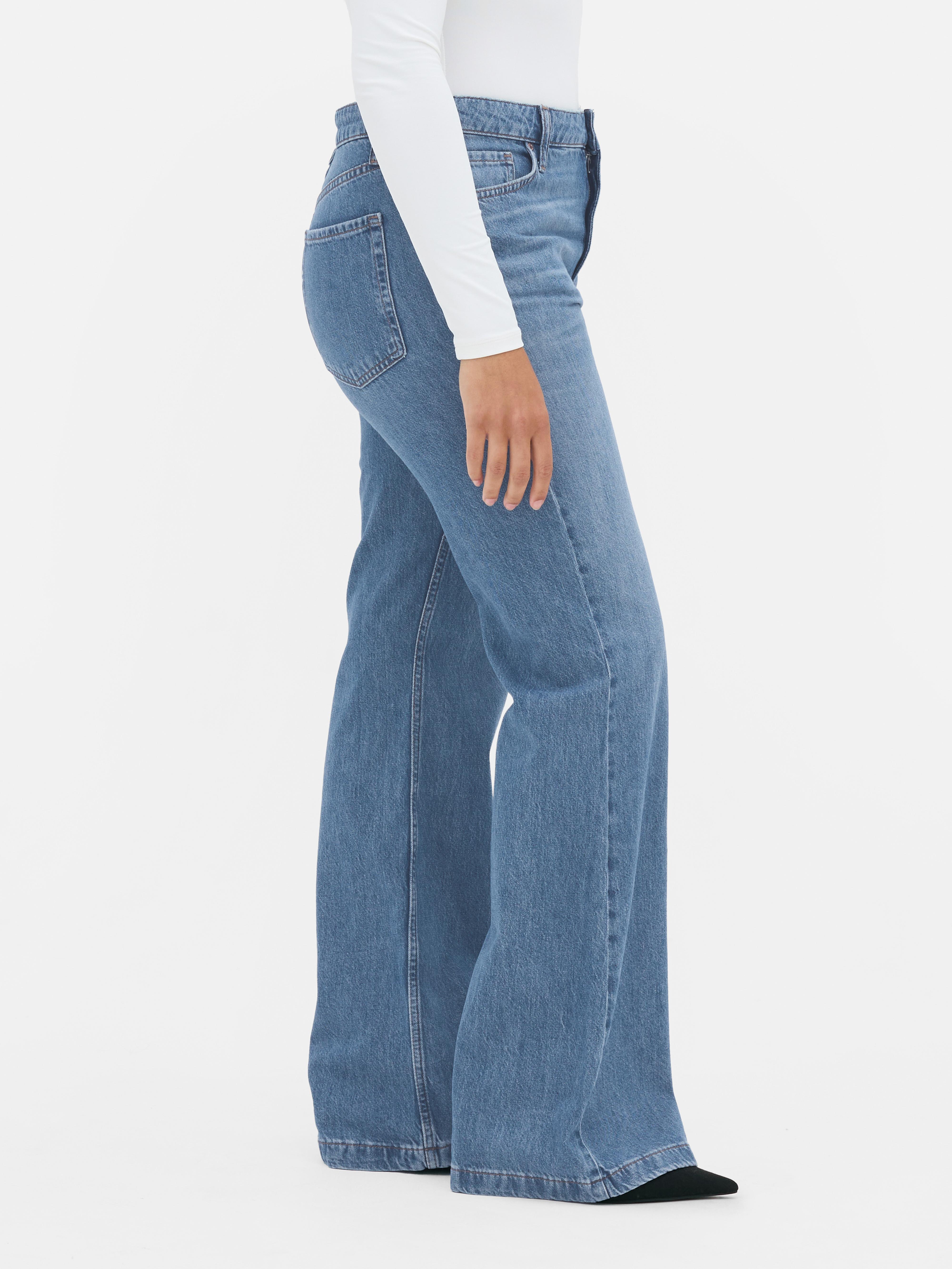 Jeans mit ausgestelltem Bein und mittelhohem Bund